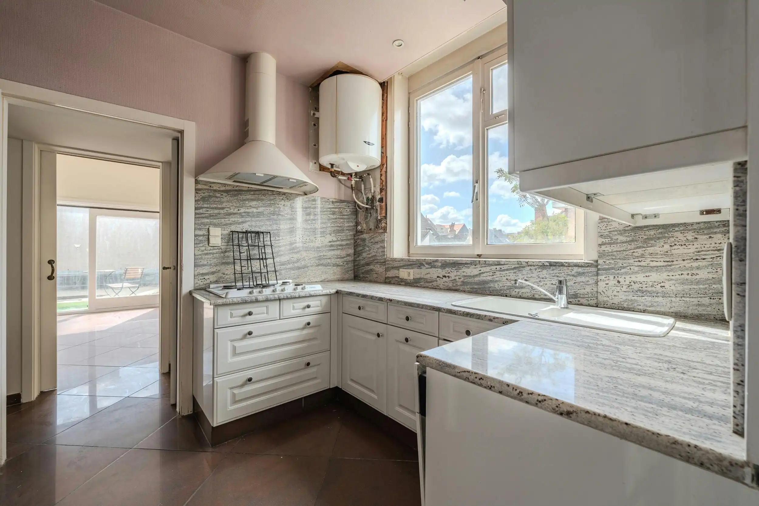 Hoekhuis met veel potentieel te koop te Mariakerke foto 4