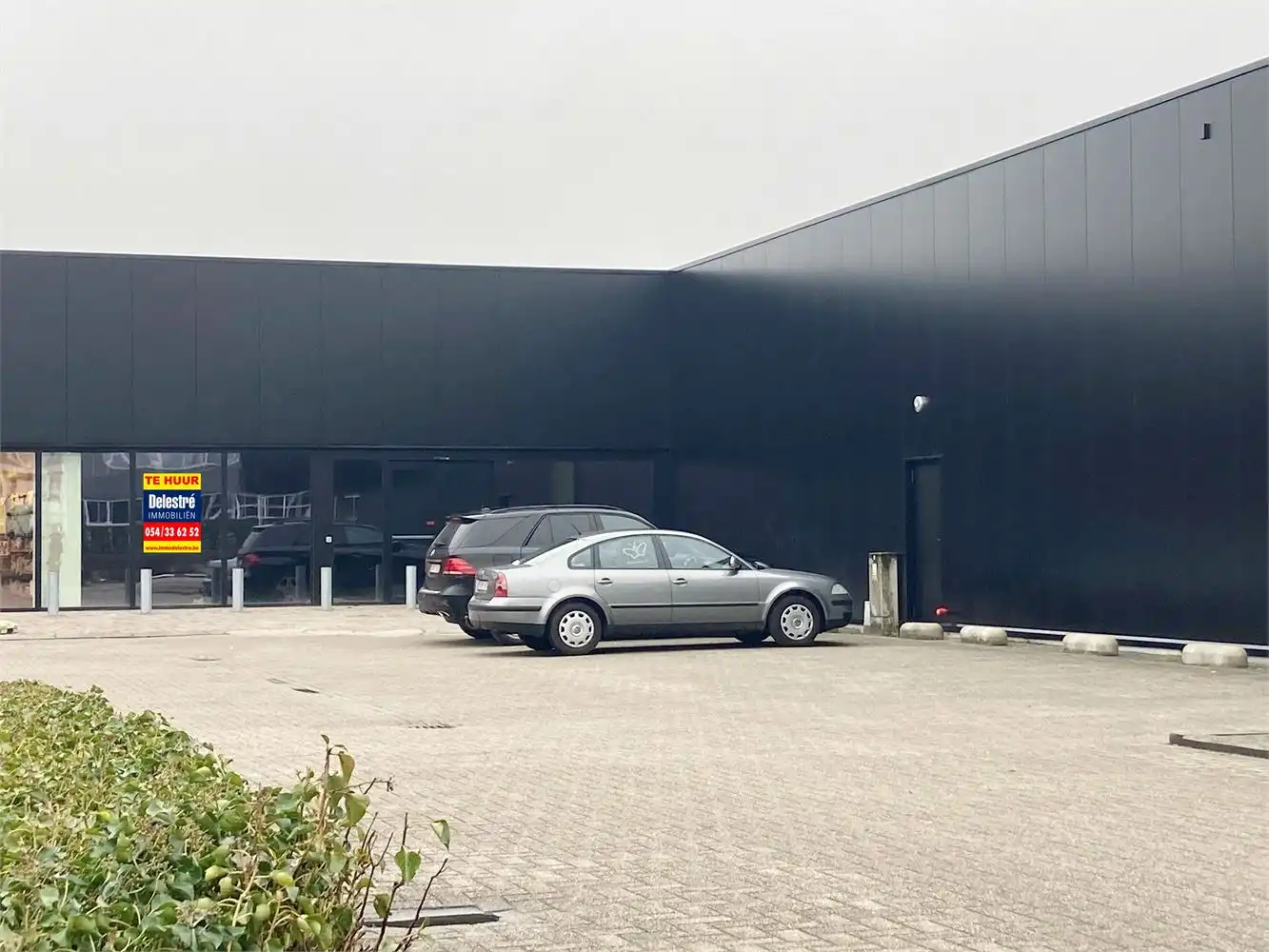 MODERNE BAANWINKEL MET PARKING VLAKBIJ NIEUWE DELHAIZE foto 2