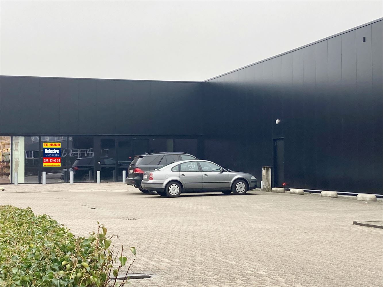 MODERNE BAANWINKEL MET PARKING VLAKBIJ NIEUWE DELHAIZE foto 2