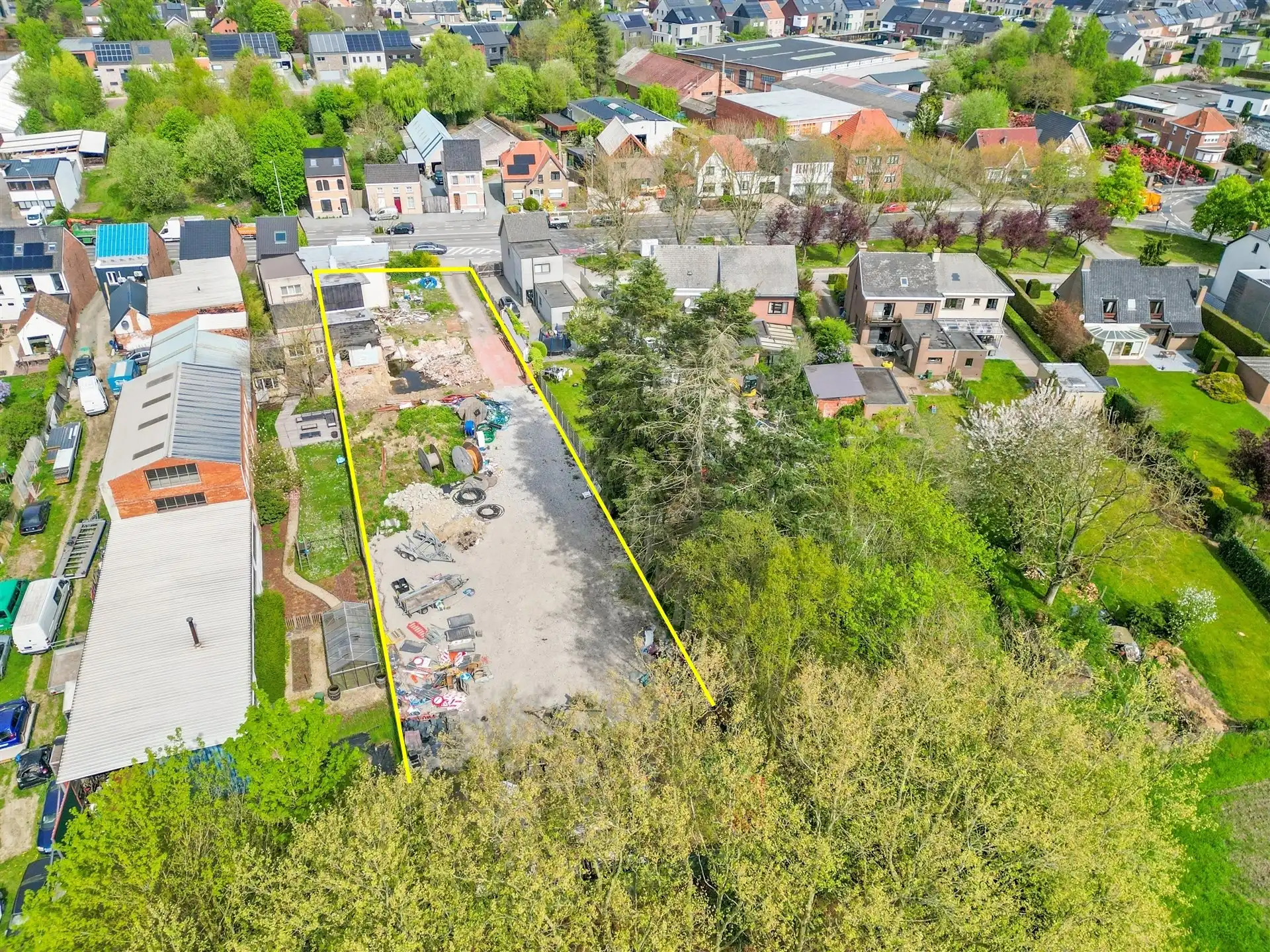 BOUWGROND 1933M² EN 20M BREED  foto {{pictureIndex}}