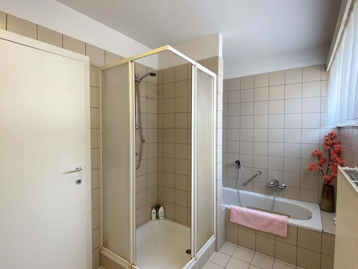 RUIM EN LICHTRIJK APPARTEMENT MET 3 SLAAPKAMERS EN GARAGE IN HARTJE PITTEM foto 12