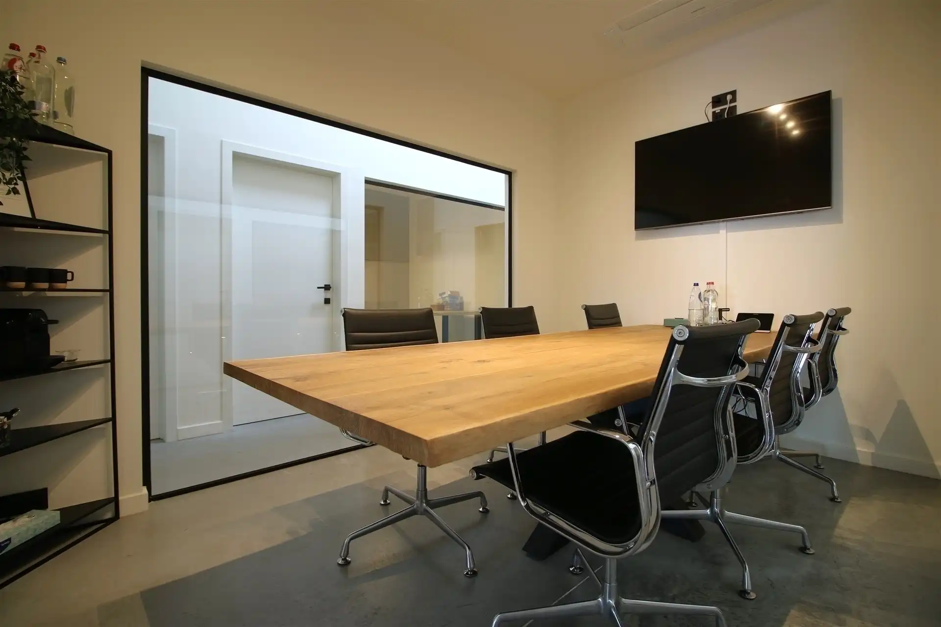 Ingerichte KMO-unit met burelen en magazijnen foto 11