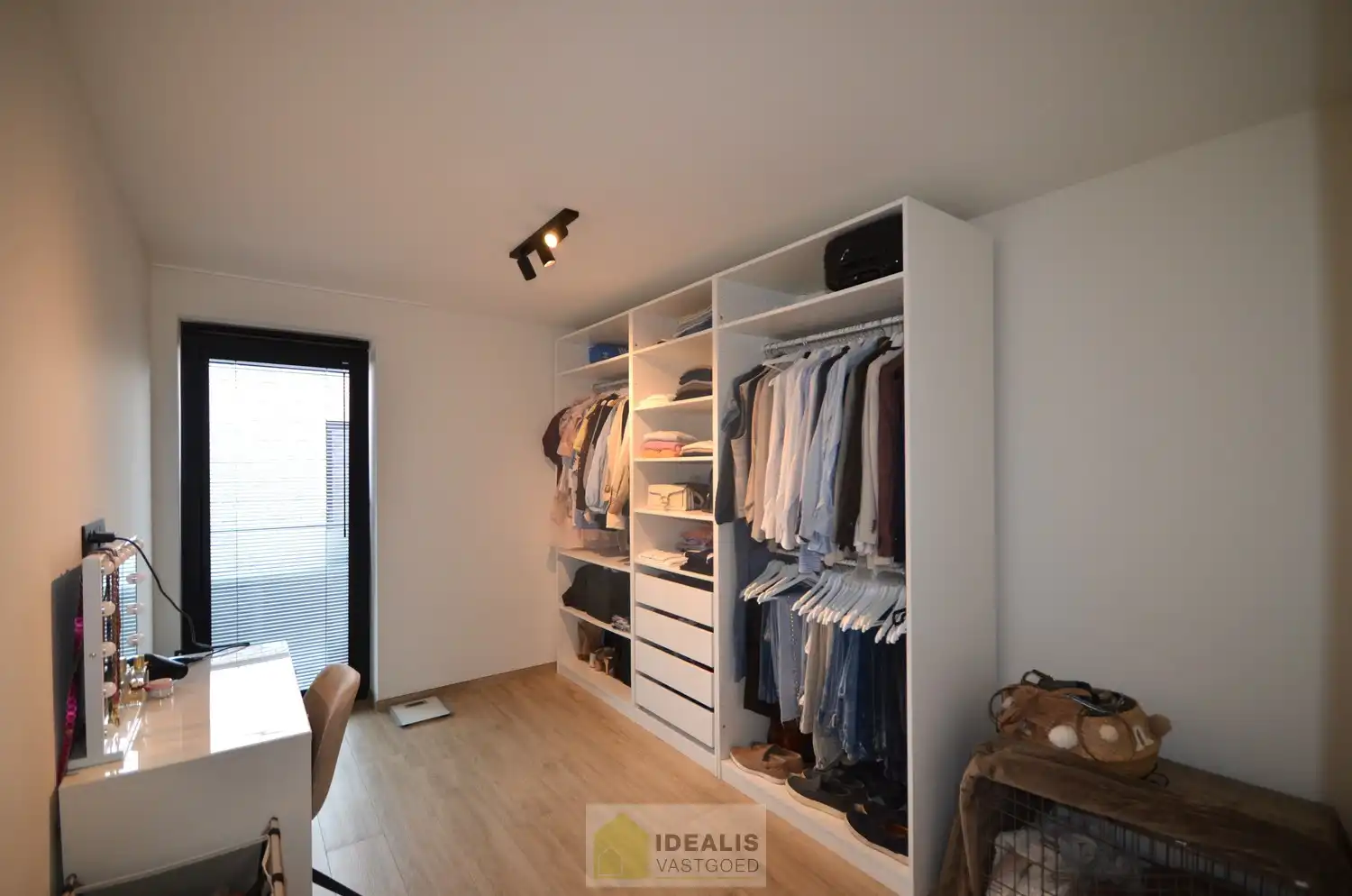 IDEALIS VASTGOED – INSTAPKLAAR APPARTEMENT MET KELDERBERGING EN ONDERGRONDSE AUTOSTAANPLAATS foto 6