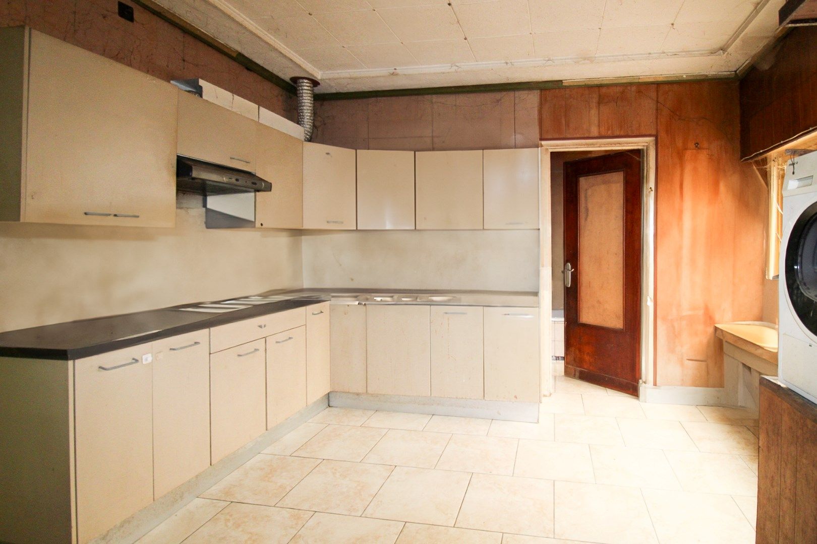 Unieke investeringskans: Halfopen bebouwing met garage, optie tot vijf slaapkamers en groot potentieel op toplocatie te koop in Waasmunster! foto 7