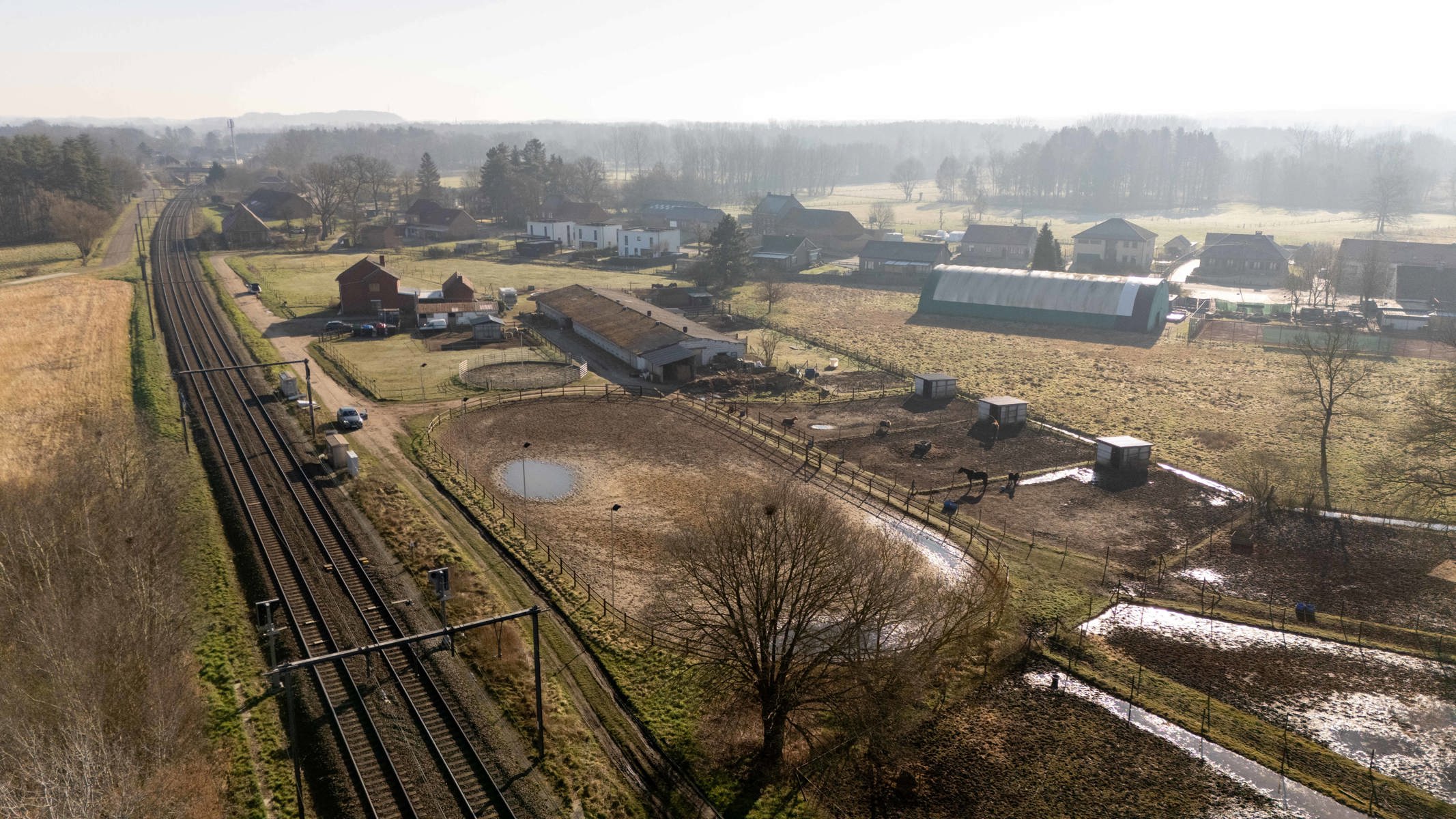 Unieke eigendom met loods, bijgebouwen en weilanden op 87a37 foto 2