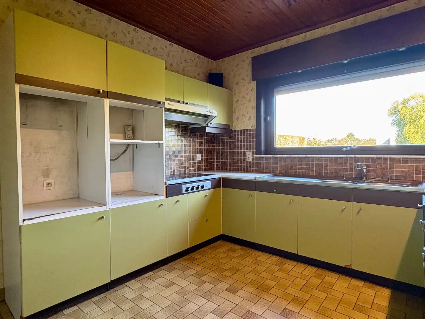 Ruime alleenstaande woning te koop met veel potentieel in Bissegem  foto 5