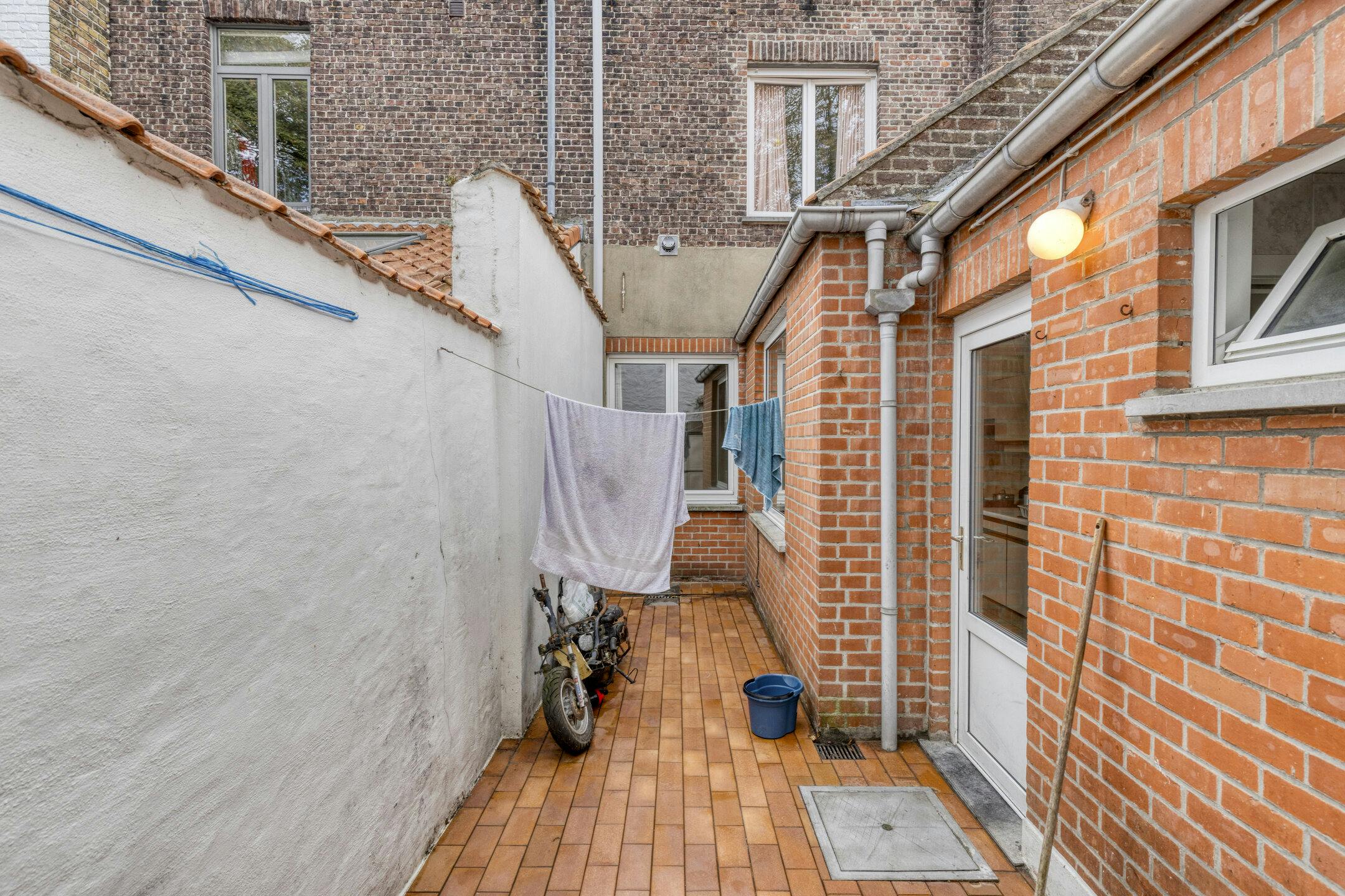 Rijwoning met 3 slaapkamers en terras te koop in centrum Brugge foto 5