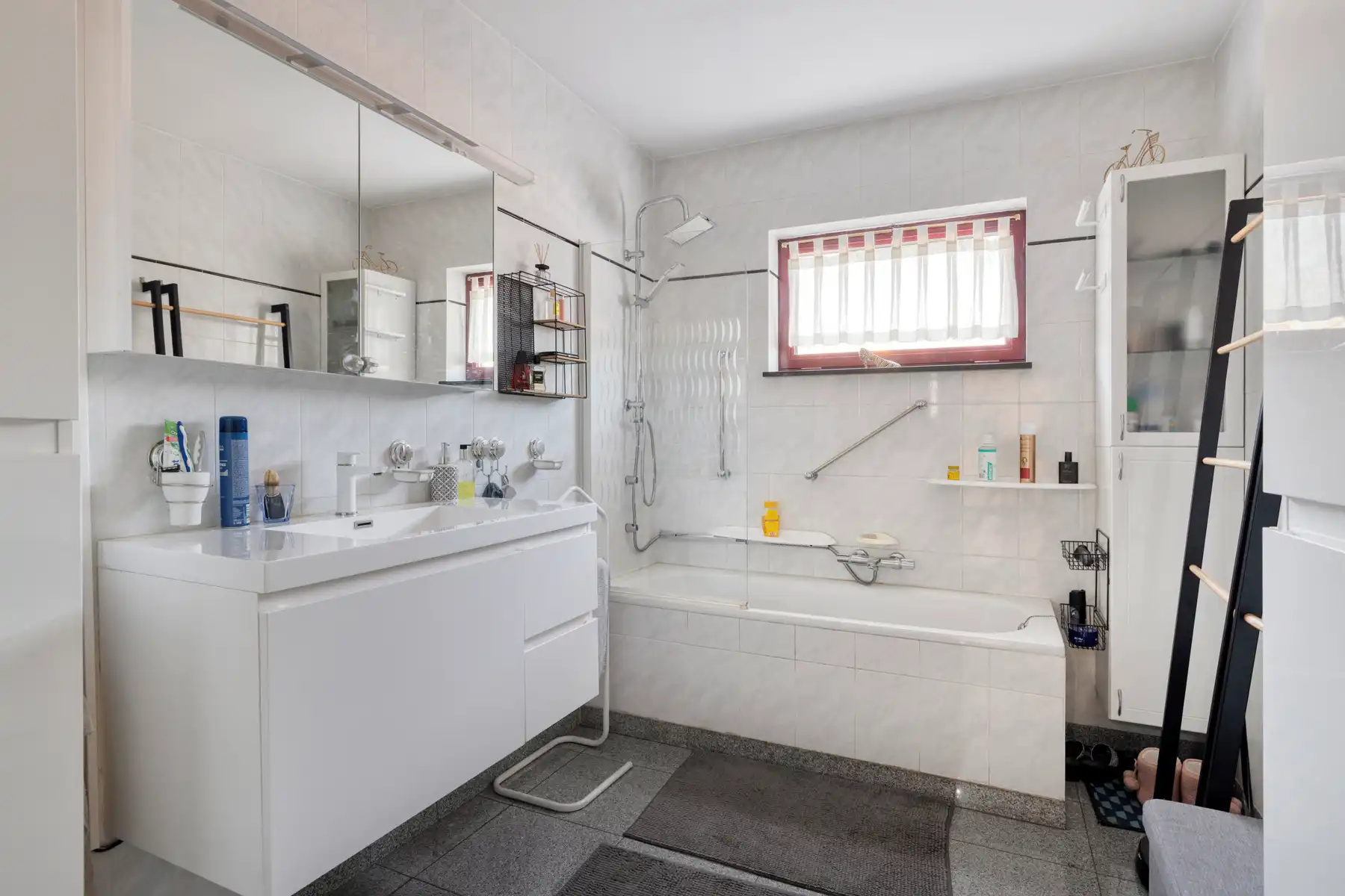 Prachtig alleenstaand 2-slaapkamer appartement met carport. foto 27