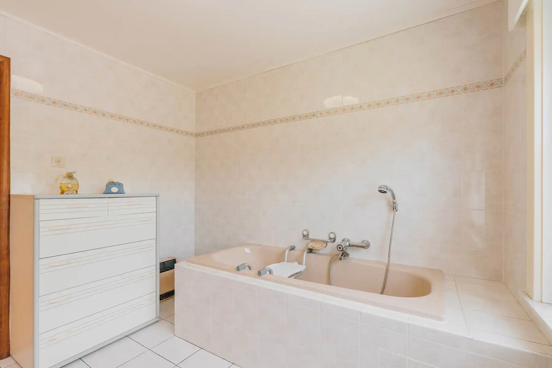 Charmante, te renoveren woning in mooie doodlopende straat foto 22