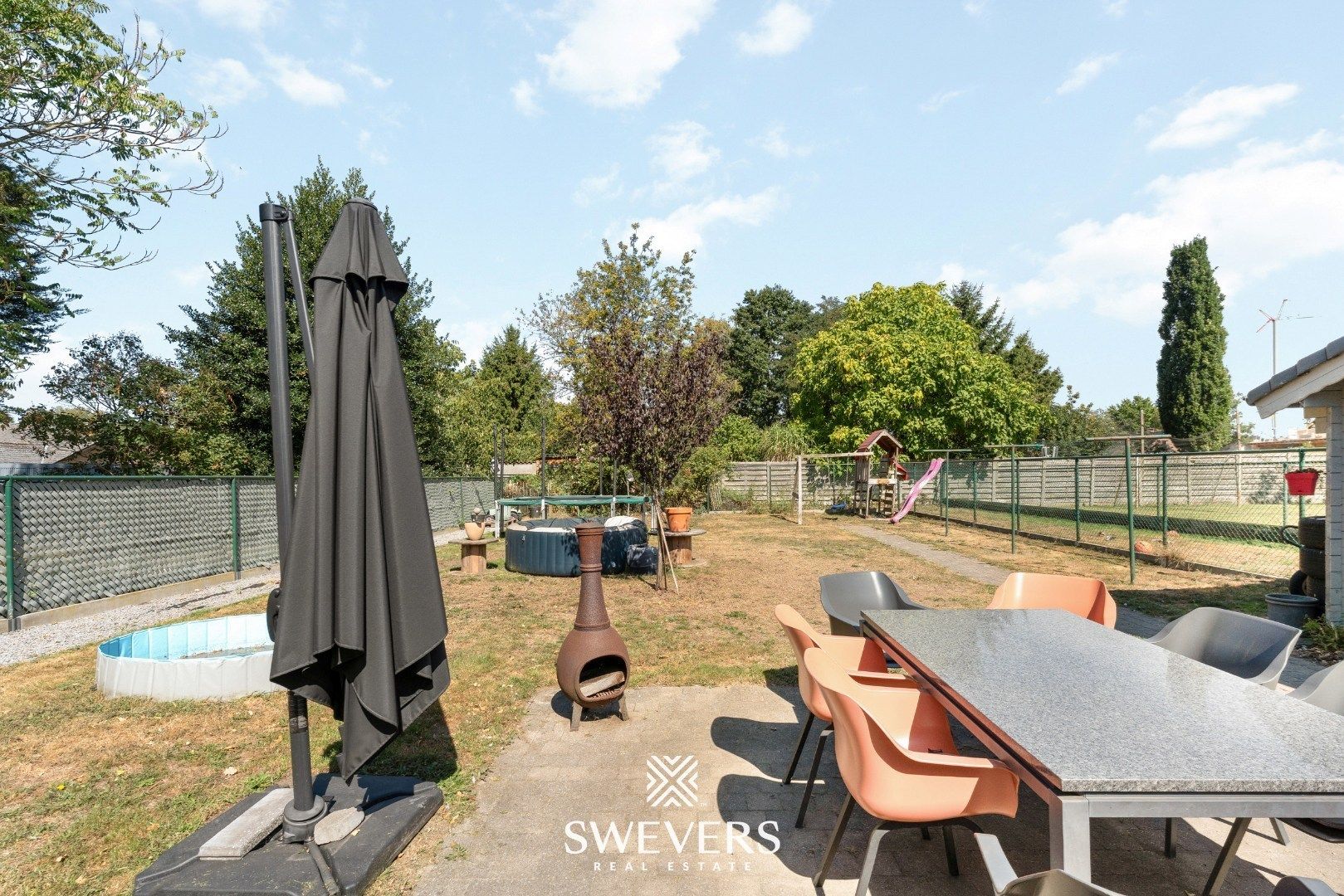 Ruime open bebouwing met nieuwe keuken en veranda foto 26