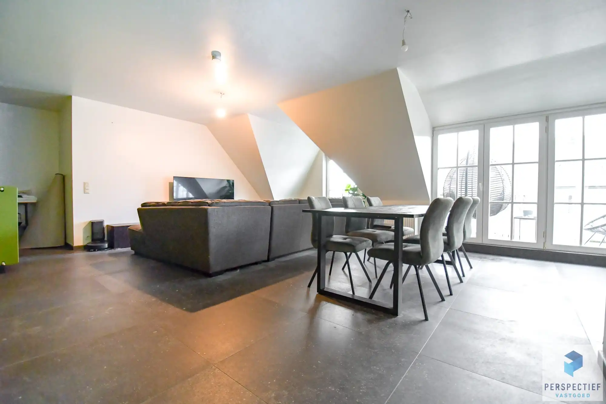 BEZOEKMOMENT WOENSDAG 26/08 VAN 17U TOT 18U30 | Ruim en modern woonappartement (bouwjaar 2020) met 2 slaapkamers en terras. foto 4
