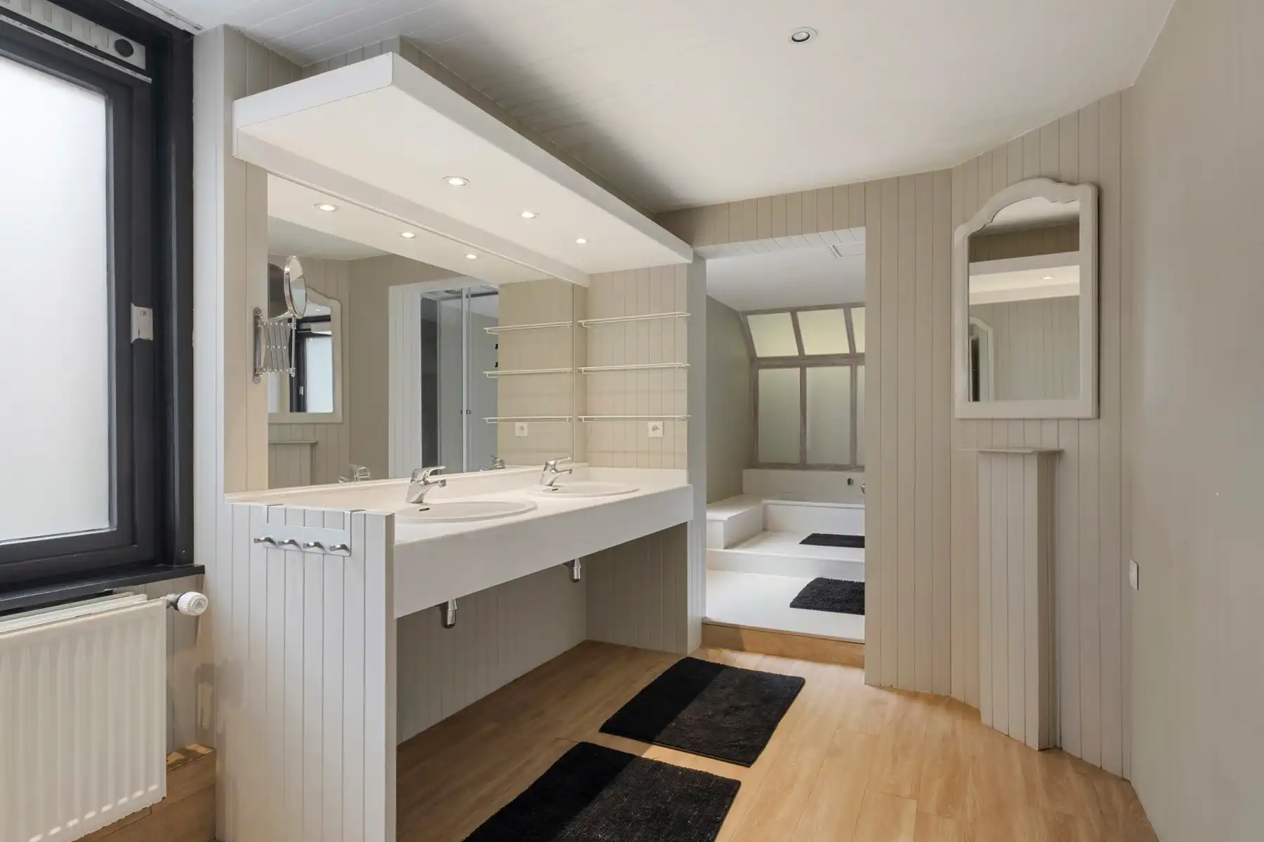 Ruim gerenoveerd herenhuis in Oostende. foto 6