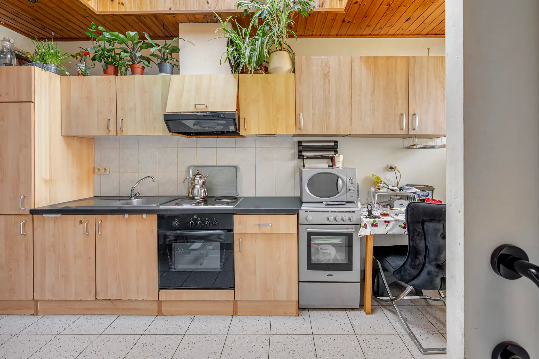 Ruime woning met 3 slaapkamers en magazijn foto 3