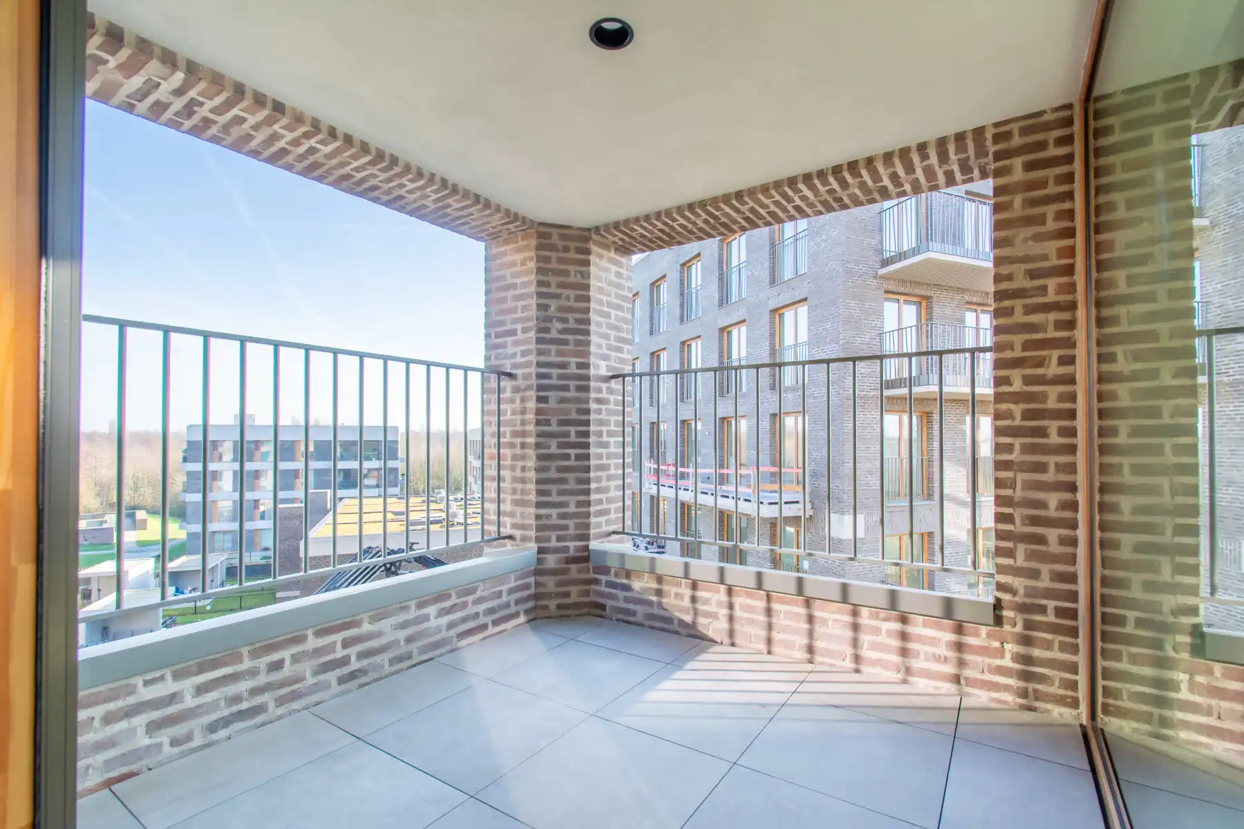 Rustig en comfortabel gemeubeld 2slpk appt. met mooi terras  foto 5