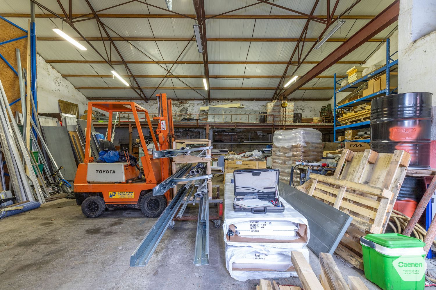 ZEER RUIME HALF-OPEN WONING met 4 slaapkamers en LOODS van 240m² foto 22