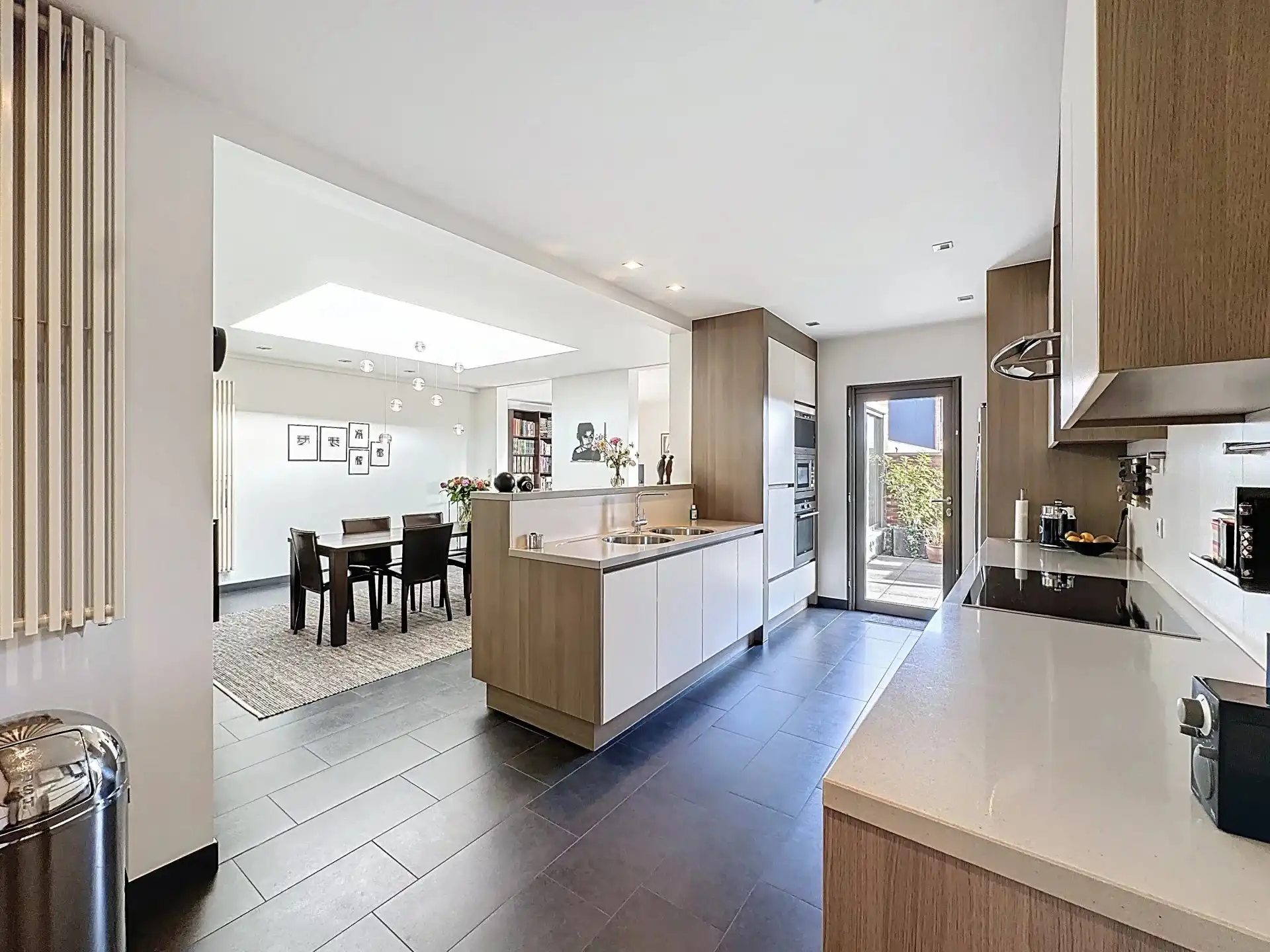 Zeer ruim en luxueus appartement met 2 slaapkamers, terras, tuin en overdekte staanplaats. foto 11