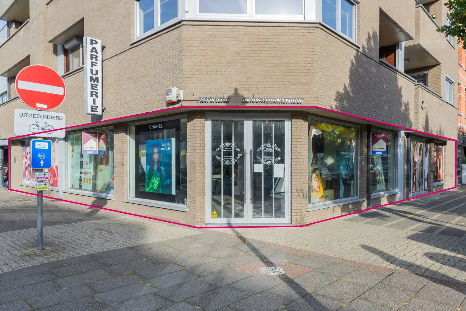 Ruim handelsgelijkvloers van 187 m² op commerciële hoekligging in Leopoldsburg foto {{pictureIndex}}