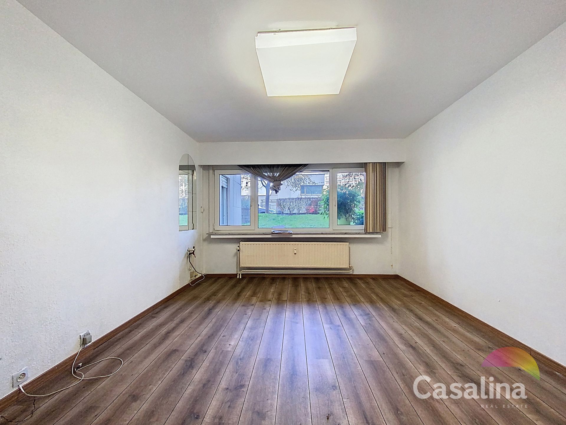 Een gelijkvloerse kantoor, te renoveren van ± 34 m² foto {{pictureIndex}}