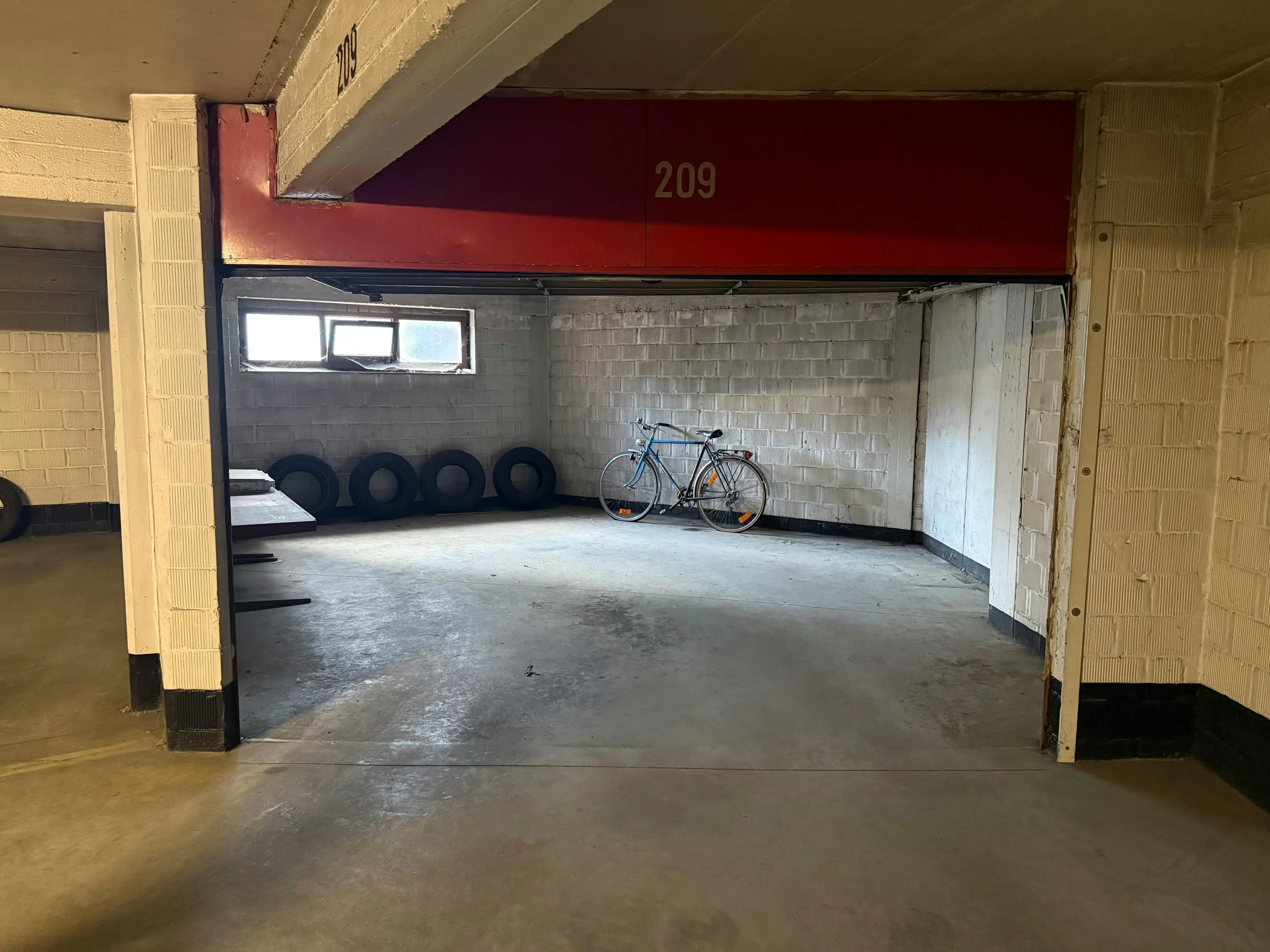 Garagebox te koop  foto {{pictureIndex}}