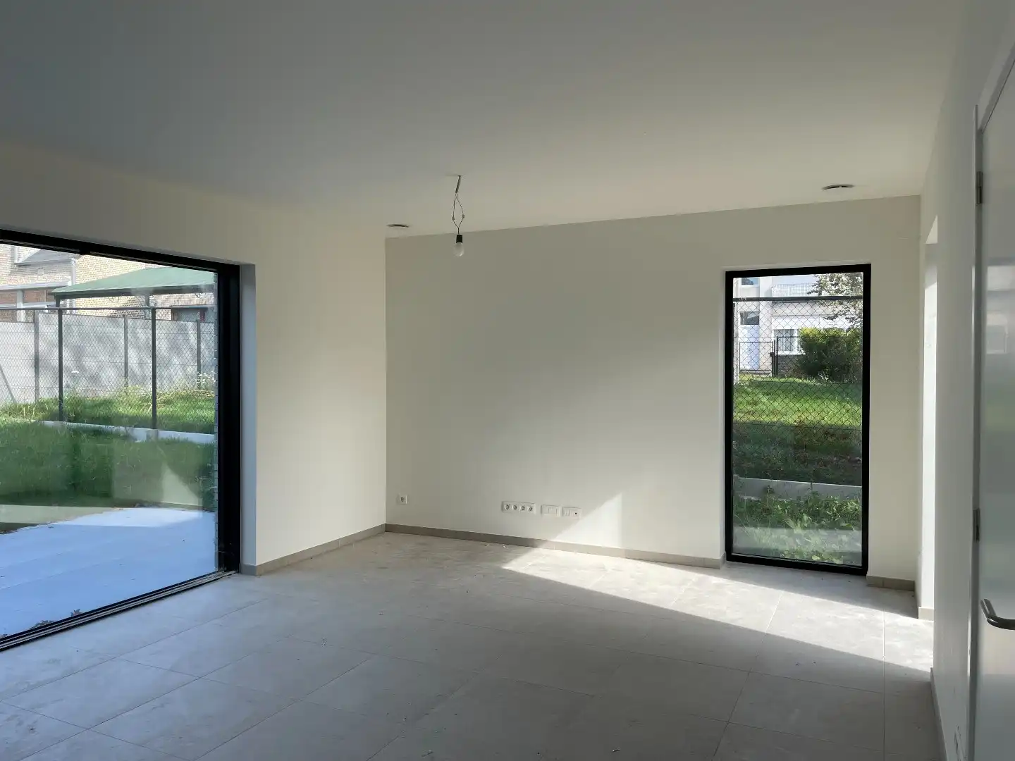 Nieuwbouwwoning met 3 slaapkamers inpandige garage , terras en tuin  foto 6
