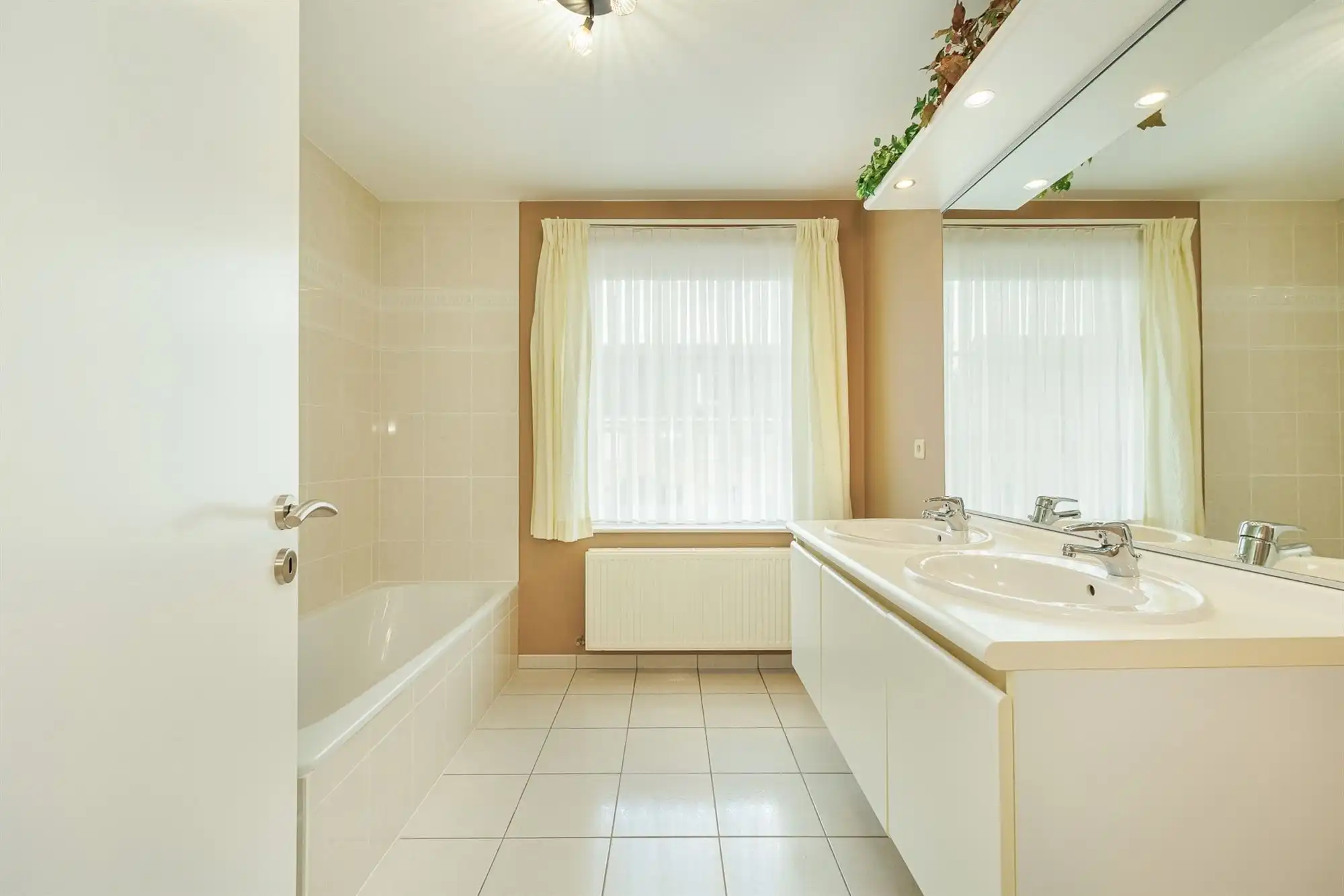 Instapklare ruime woning met 4 slpkmrs. en tuin foto 7