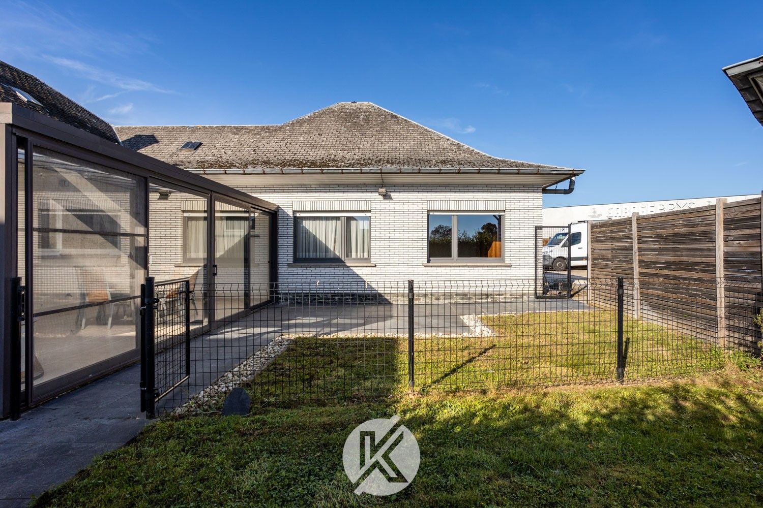 Robuuste, tijdloze villa met veel potentieel foto 25