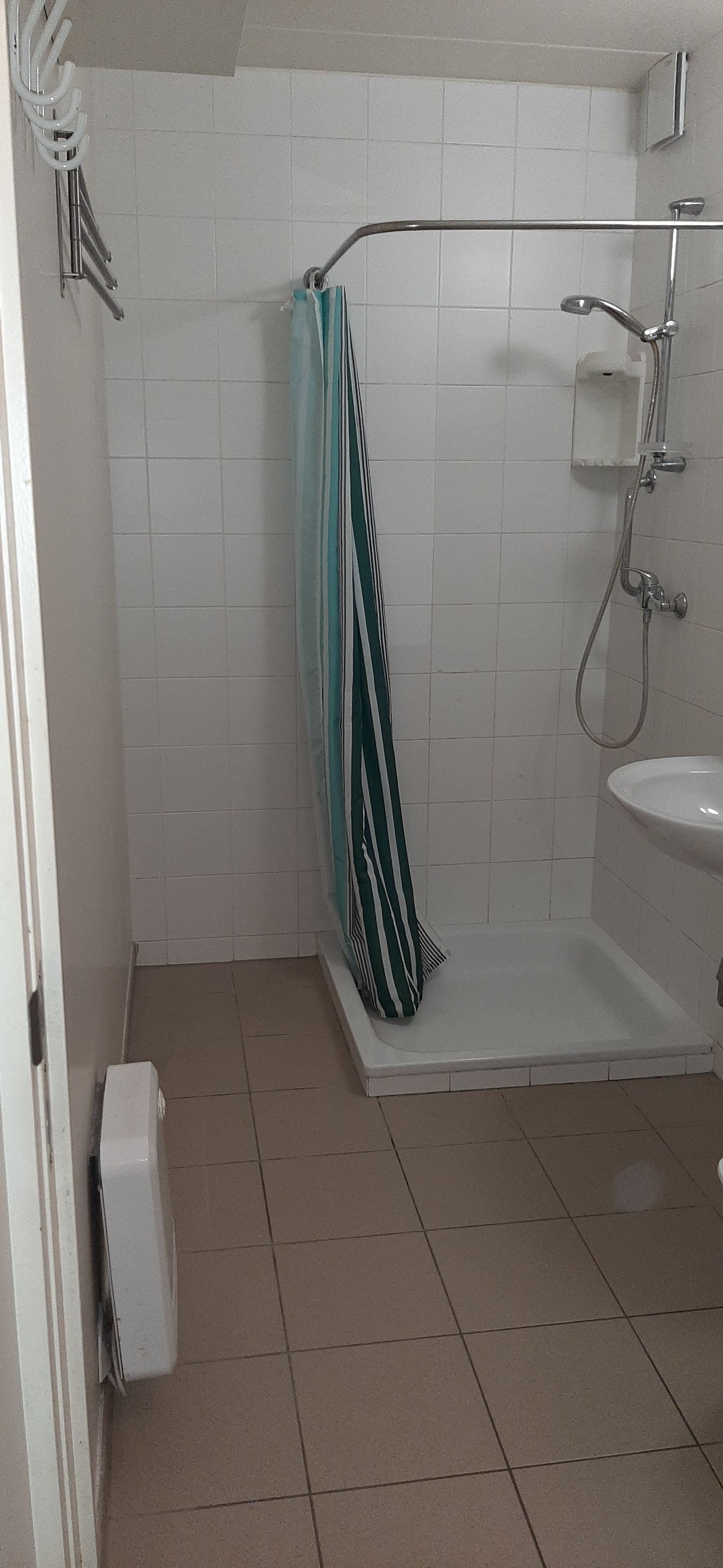 Goed gelegen gezellige ongemeubelde studio foto 9