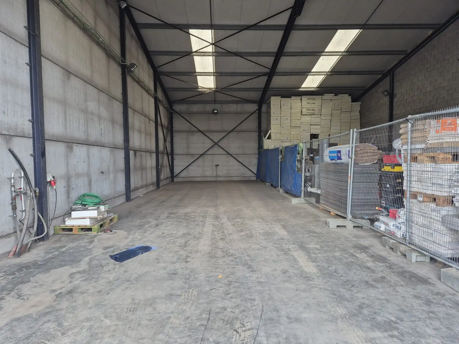 Gunstig gelegen magazijn van 150m². foto 2