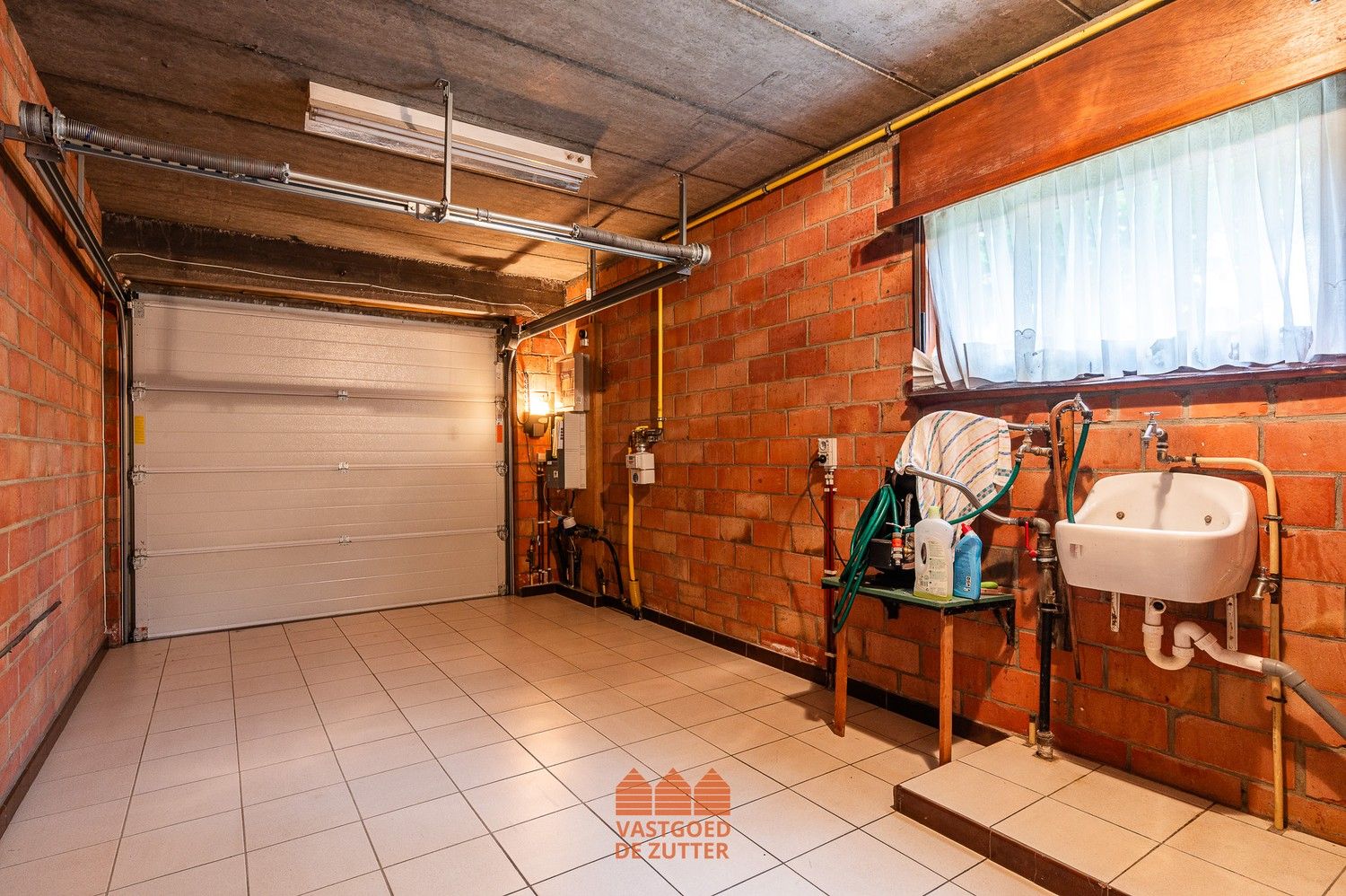 Ruime woning met potentieel en zuidgerichte tuin in doodlopende straat foto 28