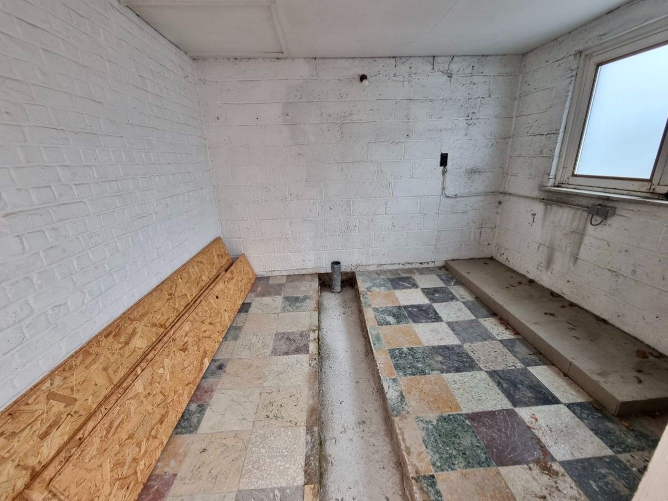 Ruime, verder te renoveren woning te koop! foto 7