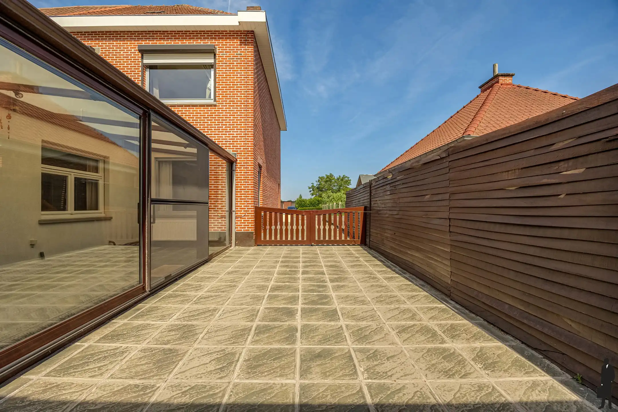 Gezinswoning met veranda, garage en tuin op topligging  foto 15