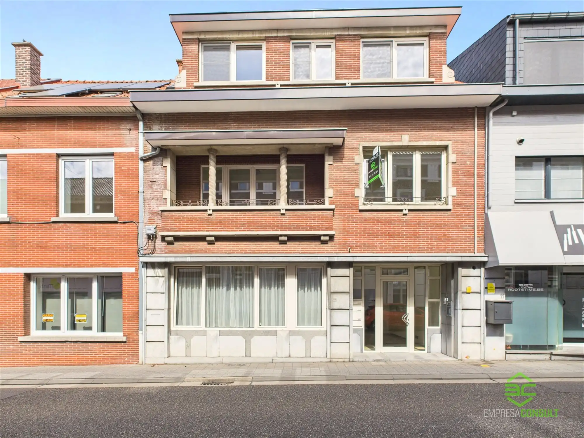 Kleinschalig appartementsgebouw van 3 app in het centrum! foto {{pictureIndex}}