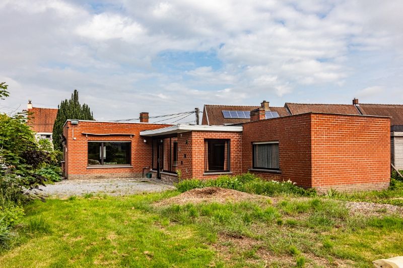 Te renoveren woning (bungalow) met 3 slaapkamers grote tuin en garage op een totale grondoppervlakte van 1911 m². foto 3