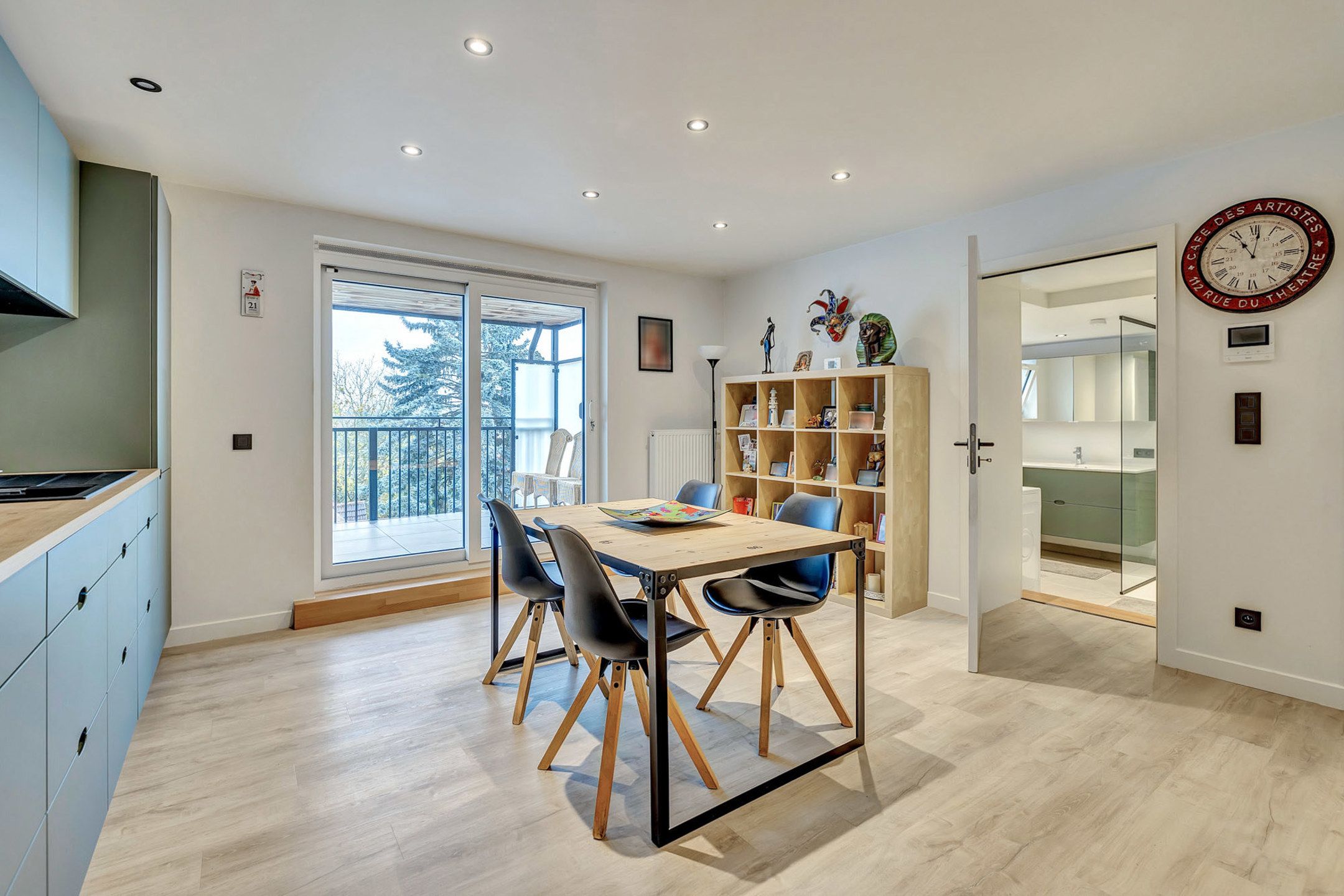 Gerenoveerd appartement met 2 ruime slaapkamers foto 3