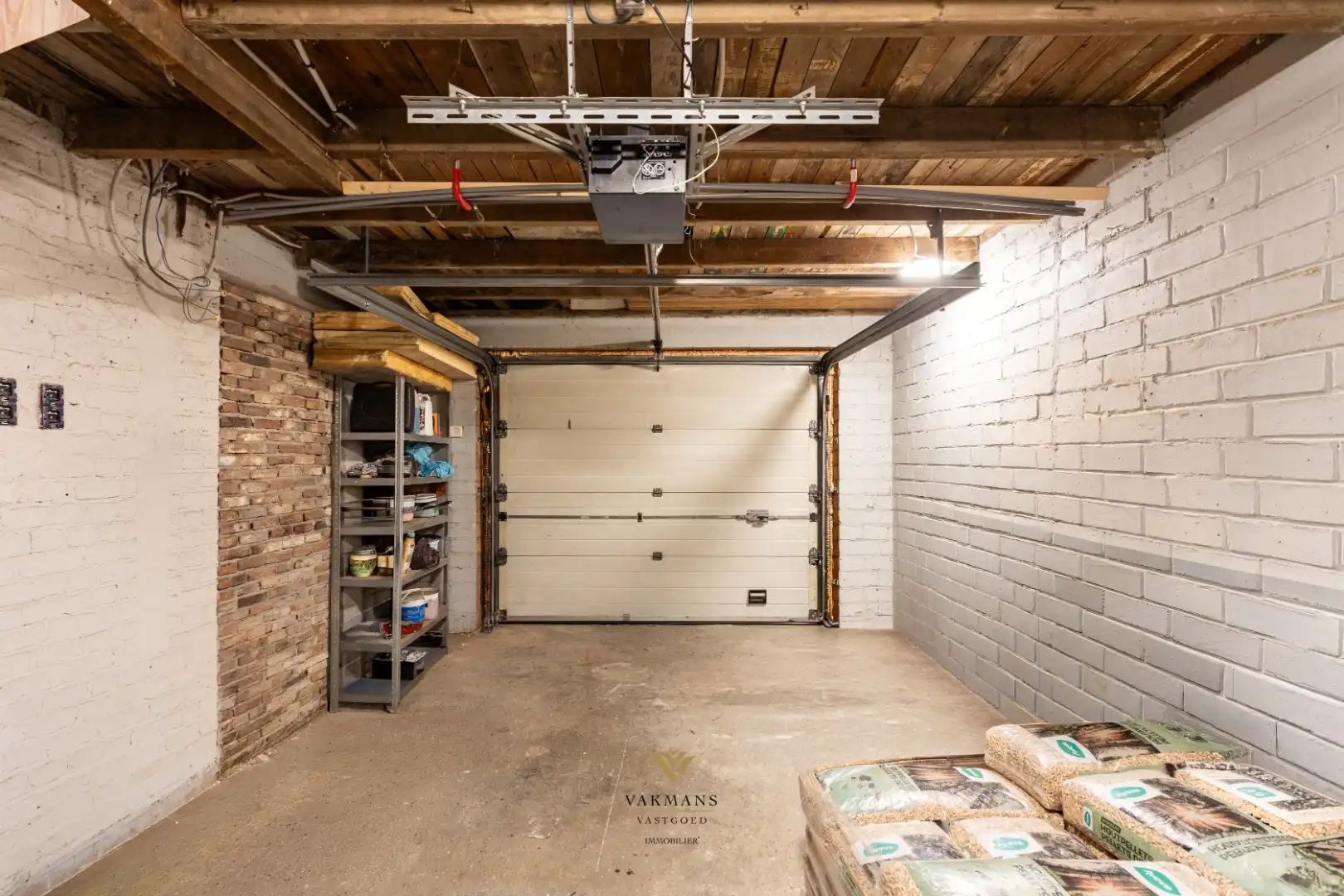 Ruime alleenstaande woning met garage in heuvelachtige omgeving foto 36