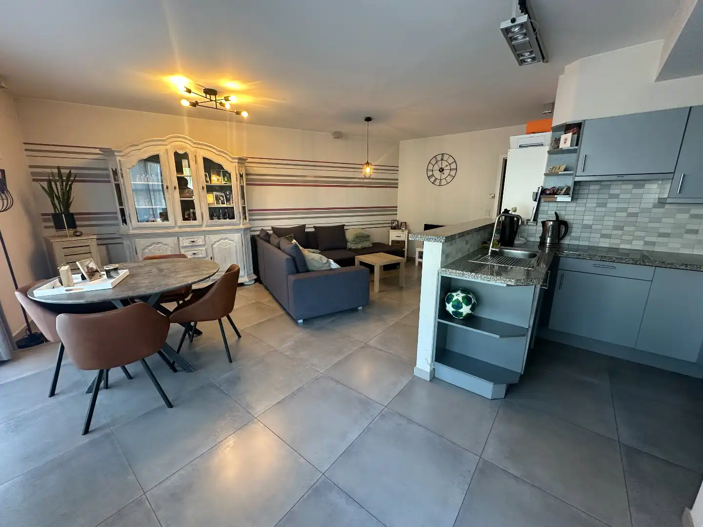 Instapklare handelsruimte met 2-slaapkamer appartement en garage, centrum Koekelare foto 3