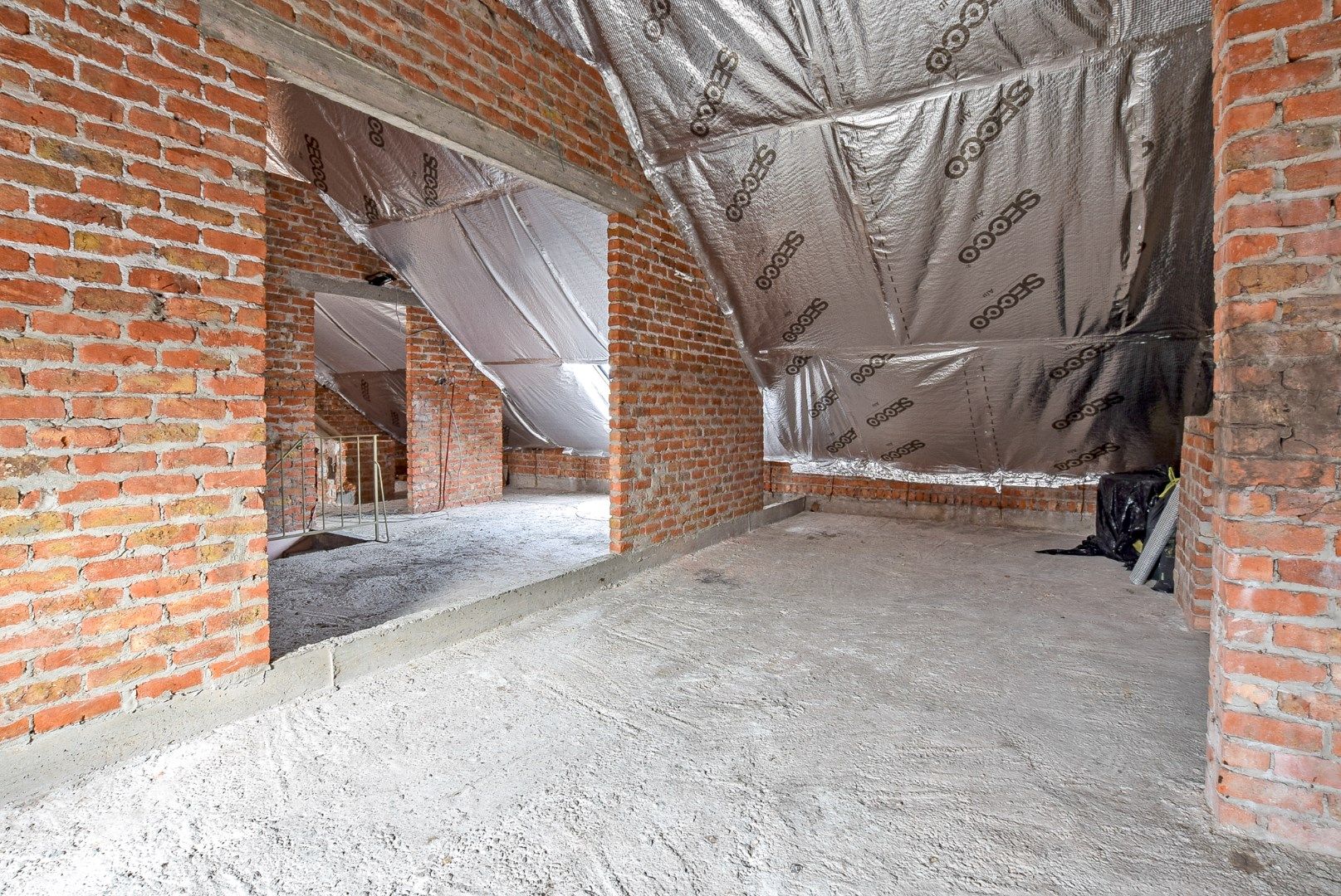 Ruime woning momenteel opgedeeld in 2 appartementen met inpandige garage en tuin op 240m². foto 18