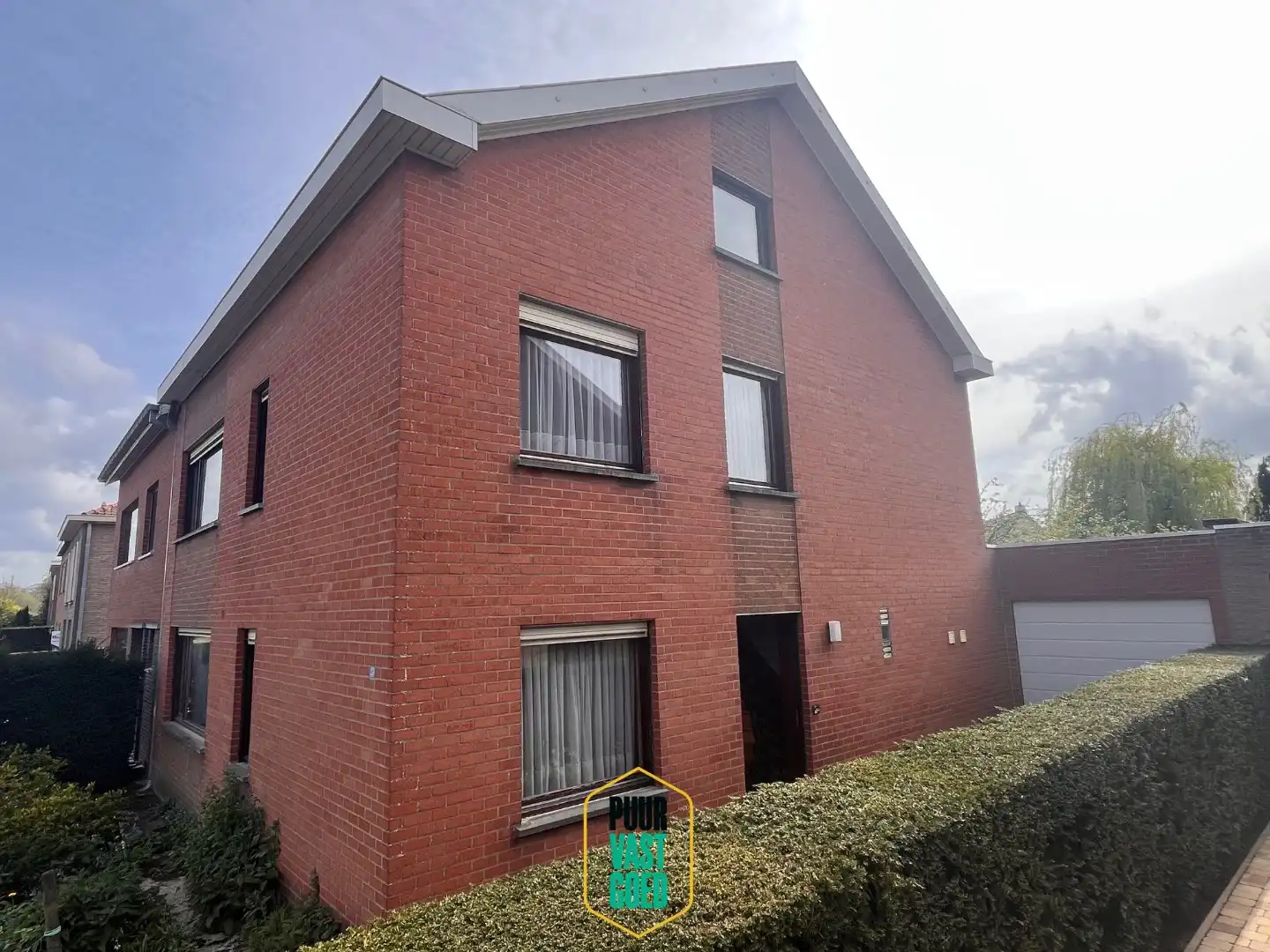 Bijzonder ruim halfopen huis op 5 are grond met toffe zonnige tuin + garage  foto 2