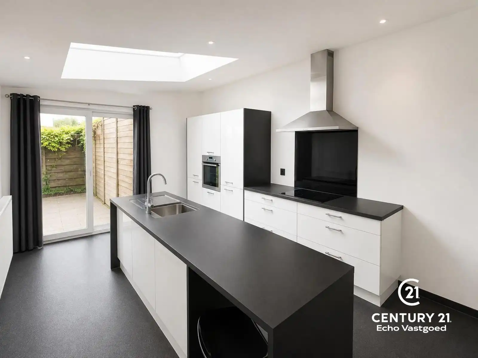 Centraal gelegen, gerenoveerde en instapklare woning foto 5
