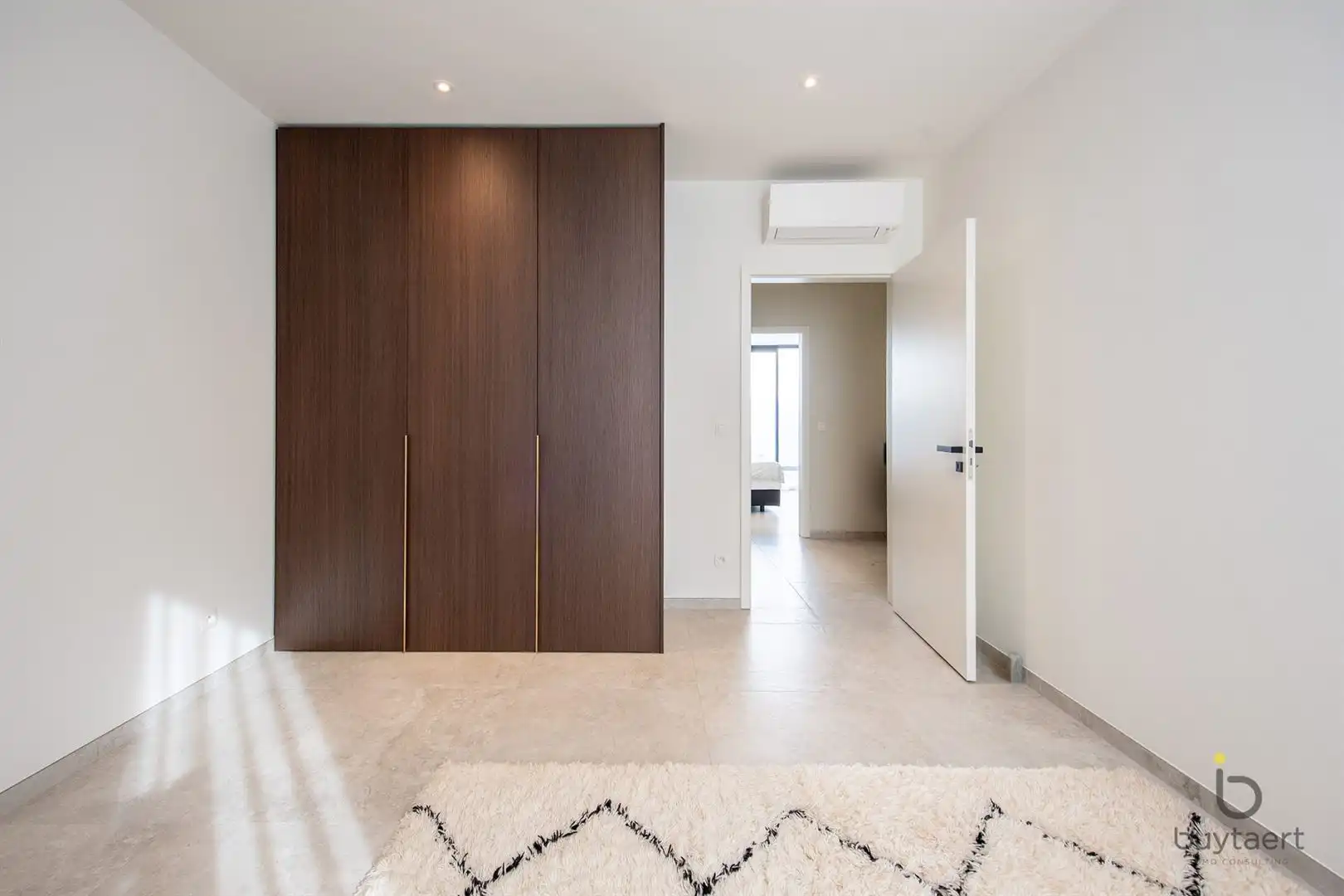 Knappe GELIJKVLOERSE villa + bijgebouw te Halle! foto 37