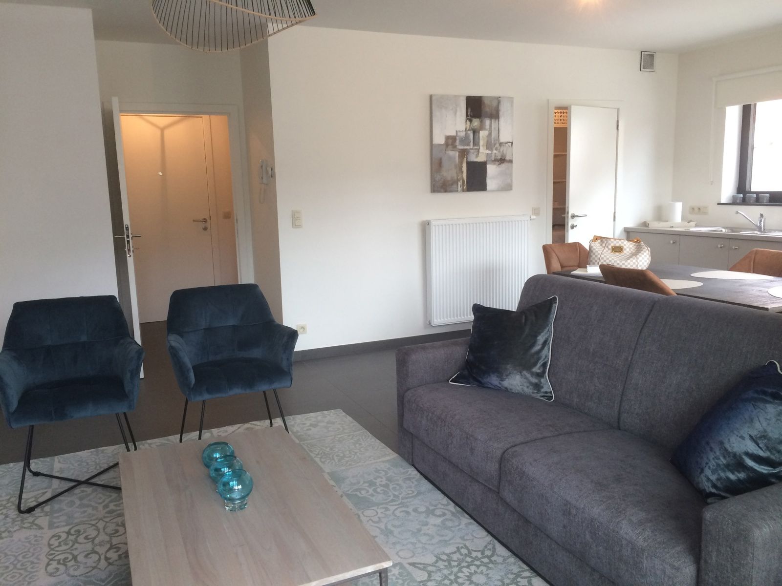 Bemeubeld appartement met één slaapkamer en autostaanplaats foto 2