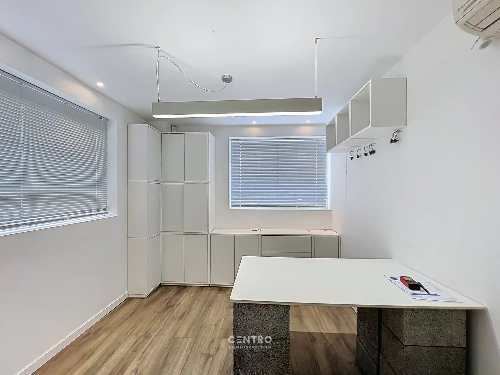 Instapklaar bedrijfspand (±345 m²) met magazijn, kantoor én 4 verhuurbare opslagunits, 1 garage en ruime parking op 603 m²  te INGELMUNSTER! foto 12