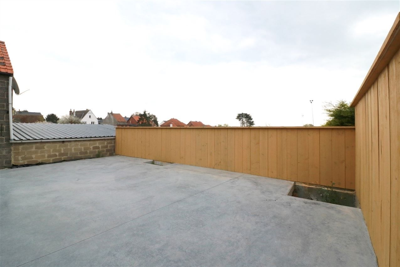 Architecturaal plaatje met 4 slpk., garage en riant terras foto 15