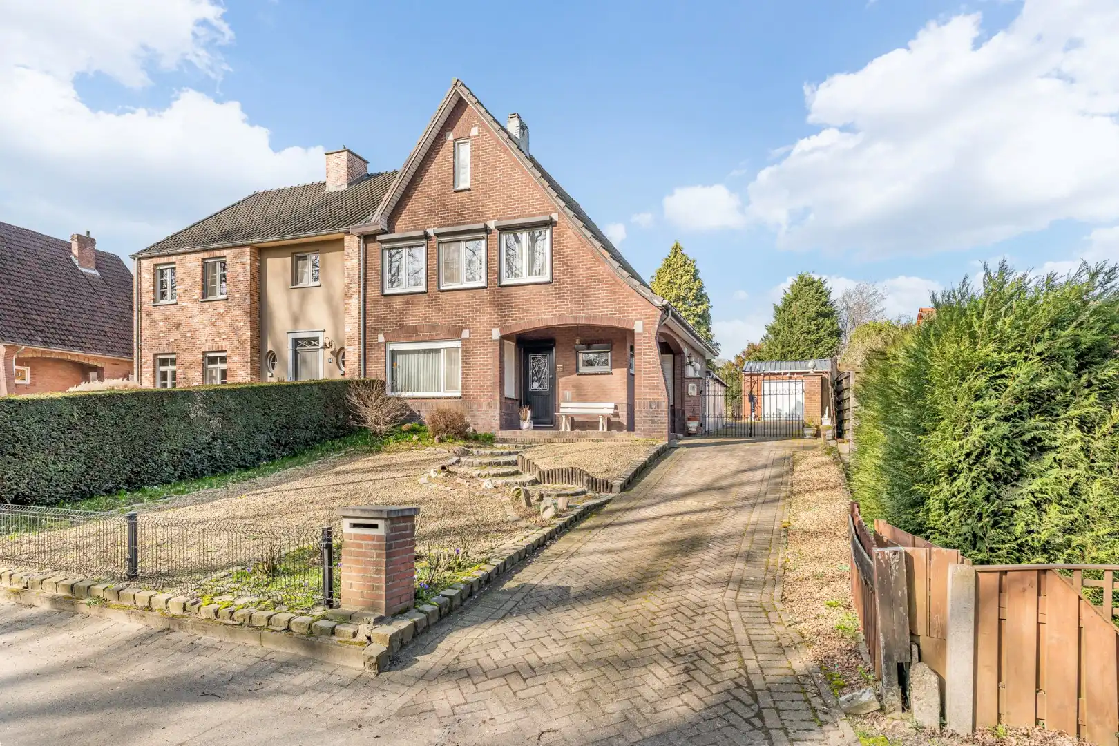 Halfvrijstaande gezinswoning met veel mogelijkheden op een perceel van 8are!  foto 2