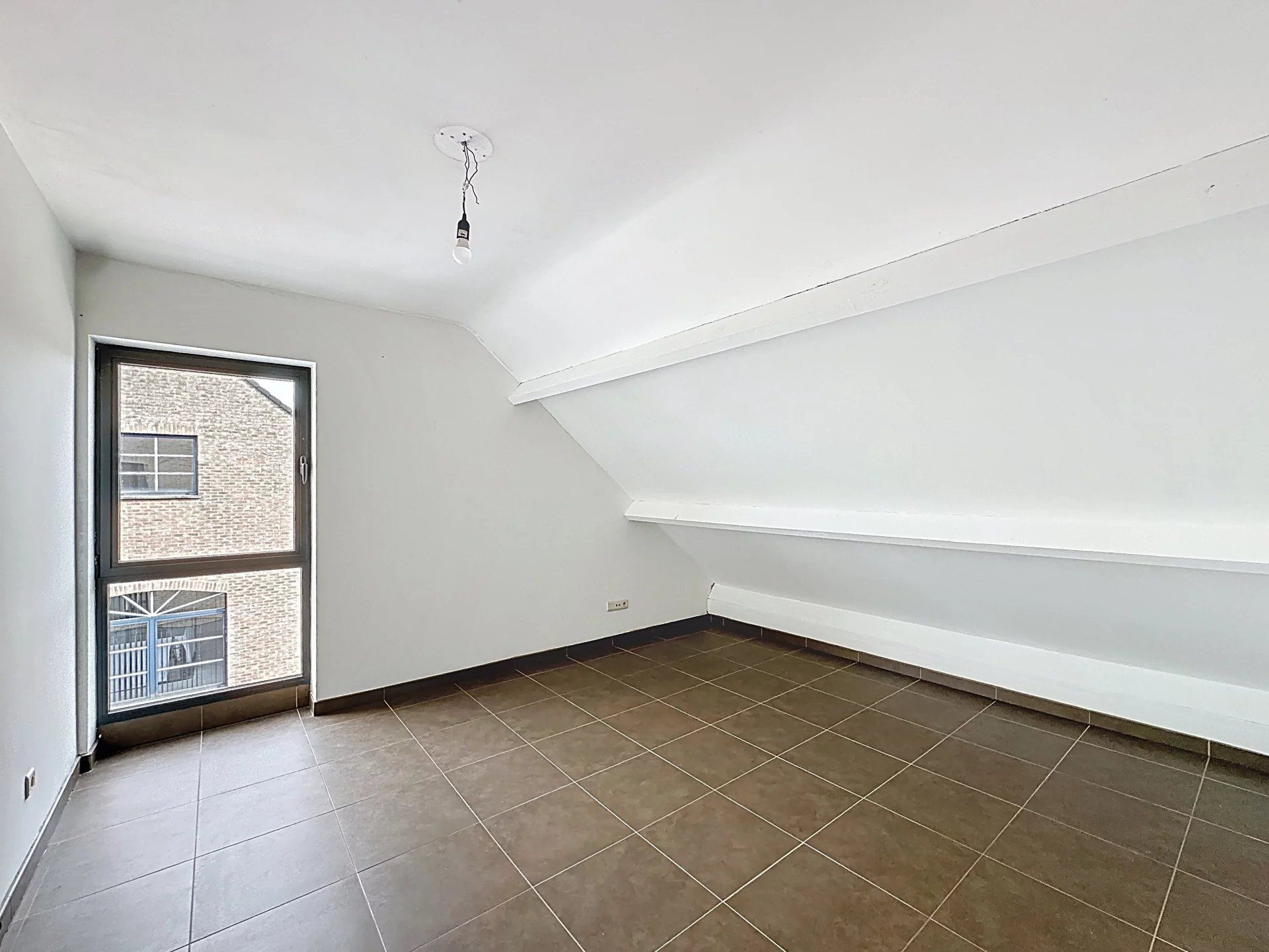 Ruim dakappartement met 2 slaapkamers, groot terras, berging en staanplaats. foto 8