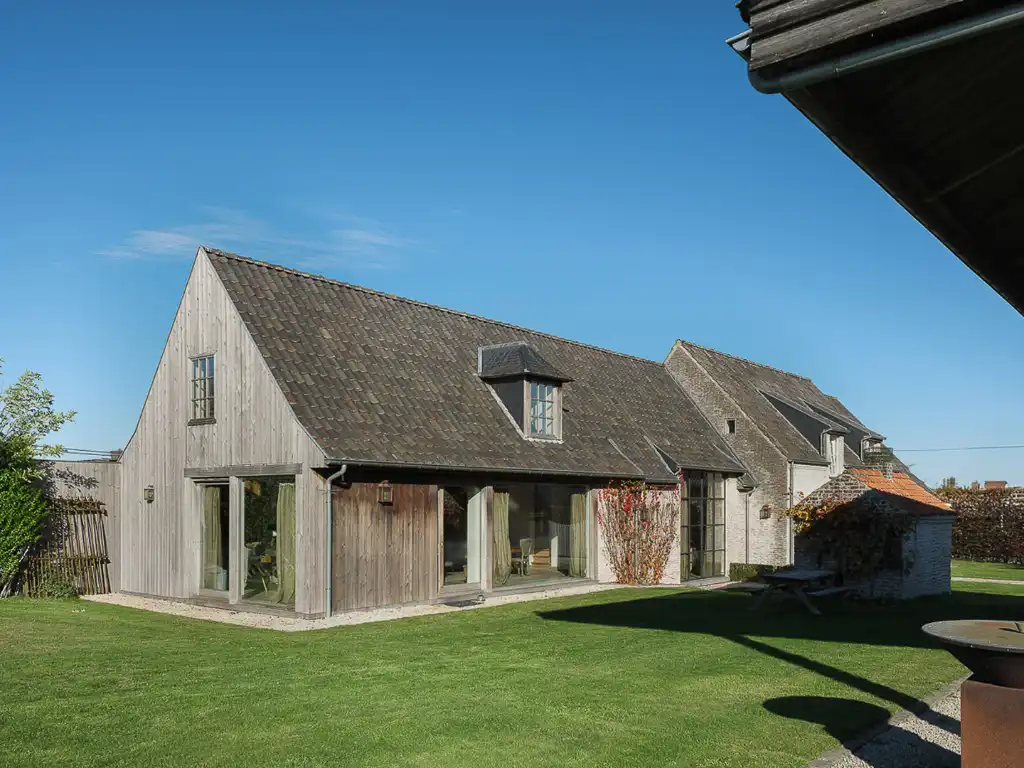 Karaktervolle gerenoveerde hoeve met zwembad en wijngaard op 4.700 m² te Vurste foto {{pictureIndex}}