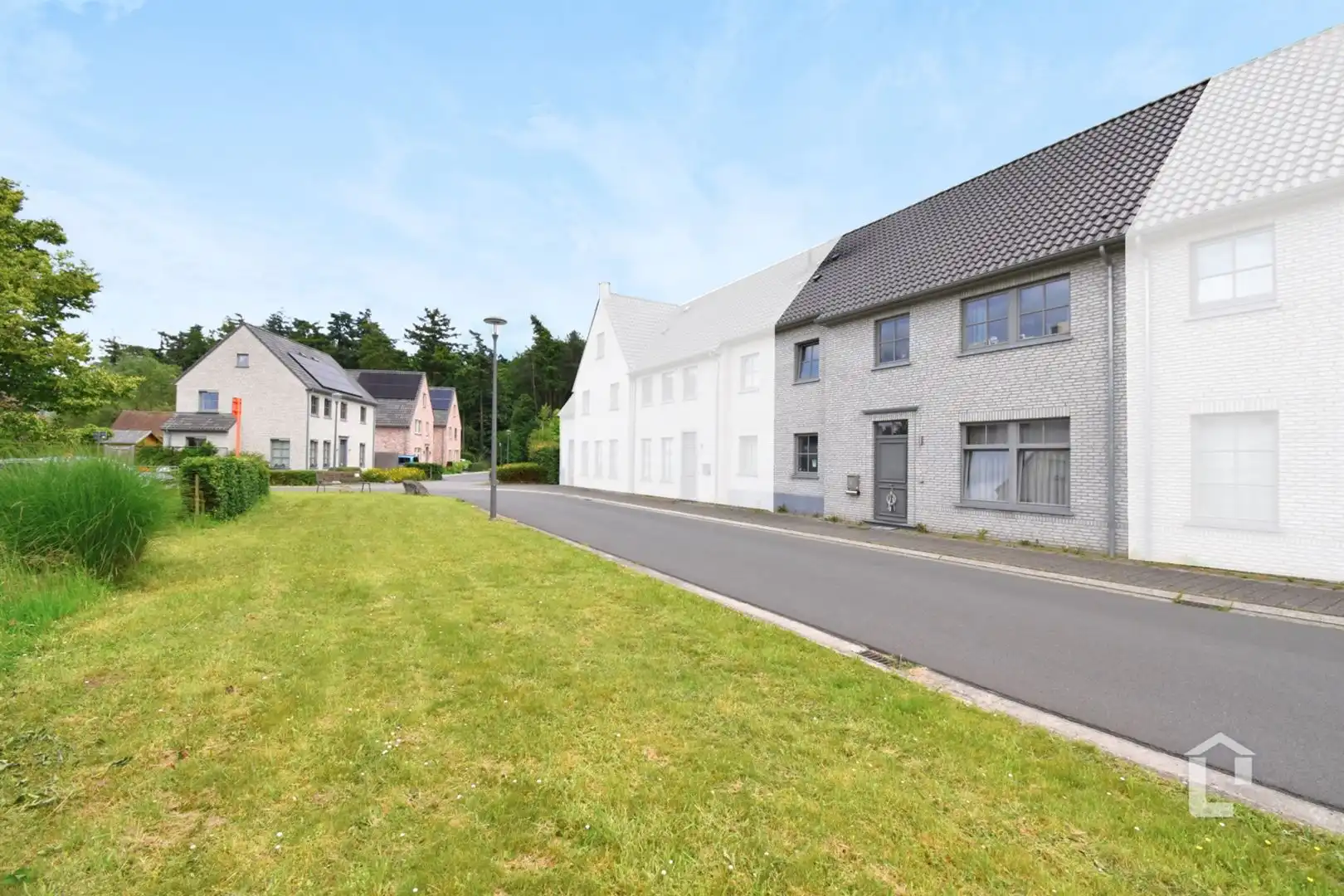 Rustig gelegen instapklare woning in residentiële wijk te huur in De Pinte foto {{pictureIndex}}