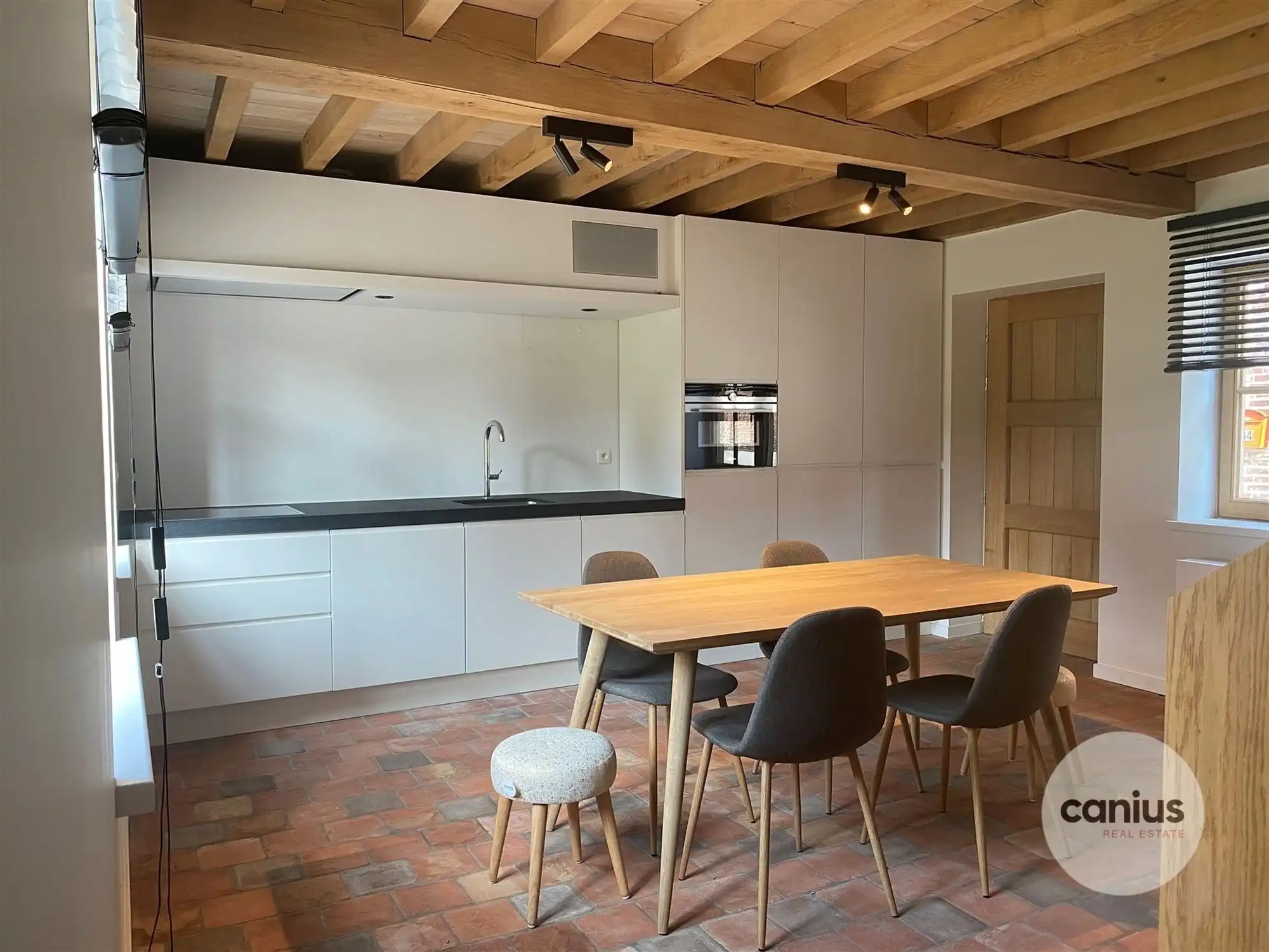 GERESTAUREERDE BEGIJNHOFWONING TE SINT-TRUIDEN foto {{pictureIndex}}