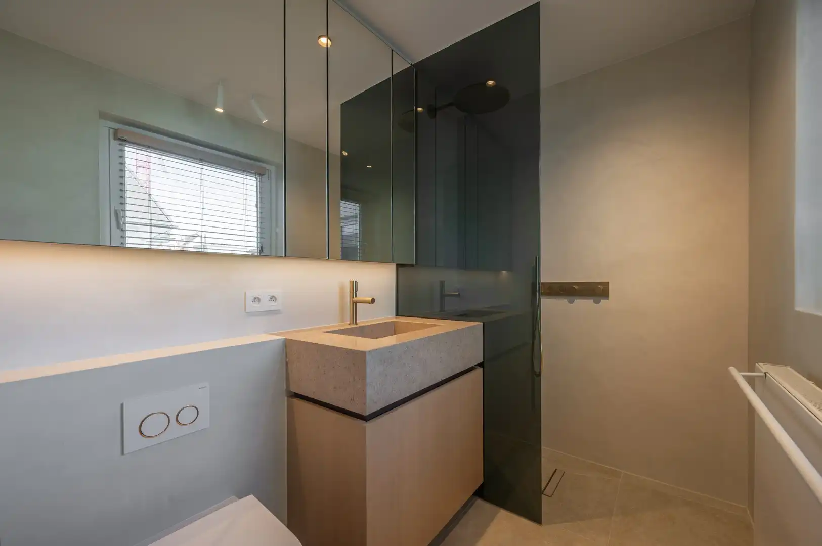 Luxueus gerenoveerd hoekappartement met zeezicht vlakbij de wandeldijk in het Zoute. foto 26