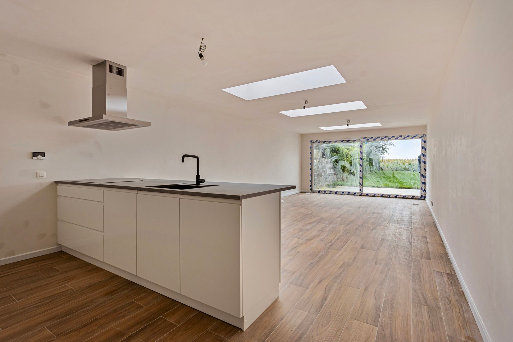 Ruime nieuwbouwwoning met 4 slaapkamers ! foto {{pictureIndex}}
